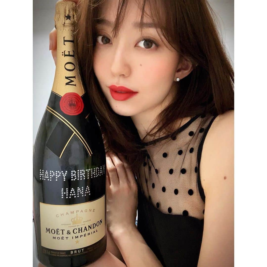 松島花さんのインスタグラム写真 - (松島花Instagram)「: 先日も素敵なDinner Partyに招待して頂いた @moetchandon チームから🥂🍾✨ Birthday Presentが届きました🎁 ありがとうございます❤️ : ２枚目以降は2014年のクリスマスに Moët & Chandonの広告を務めさせて 頂いた時の写真です📷💋 懐かしい〜🥰 : #moët #moet #moetchandon  #birthday #present #thankyou」8月6日 22時03分 - hana_matsushima_official