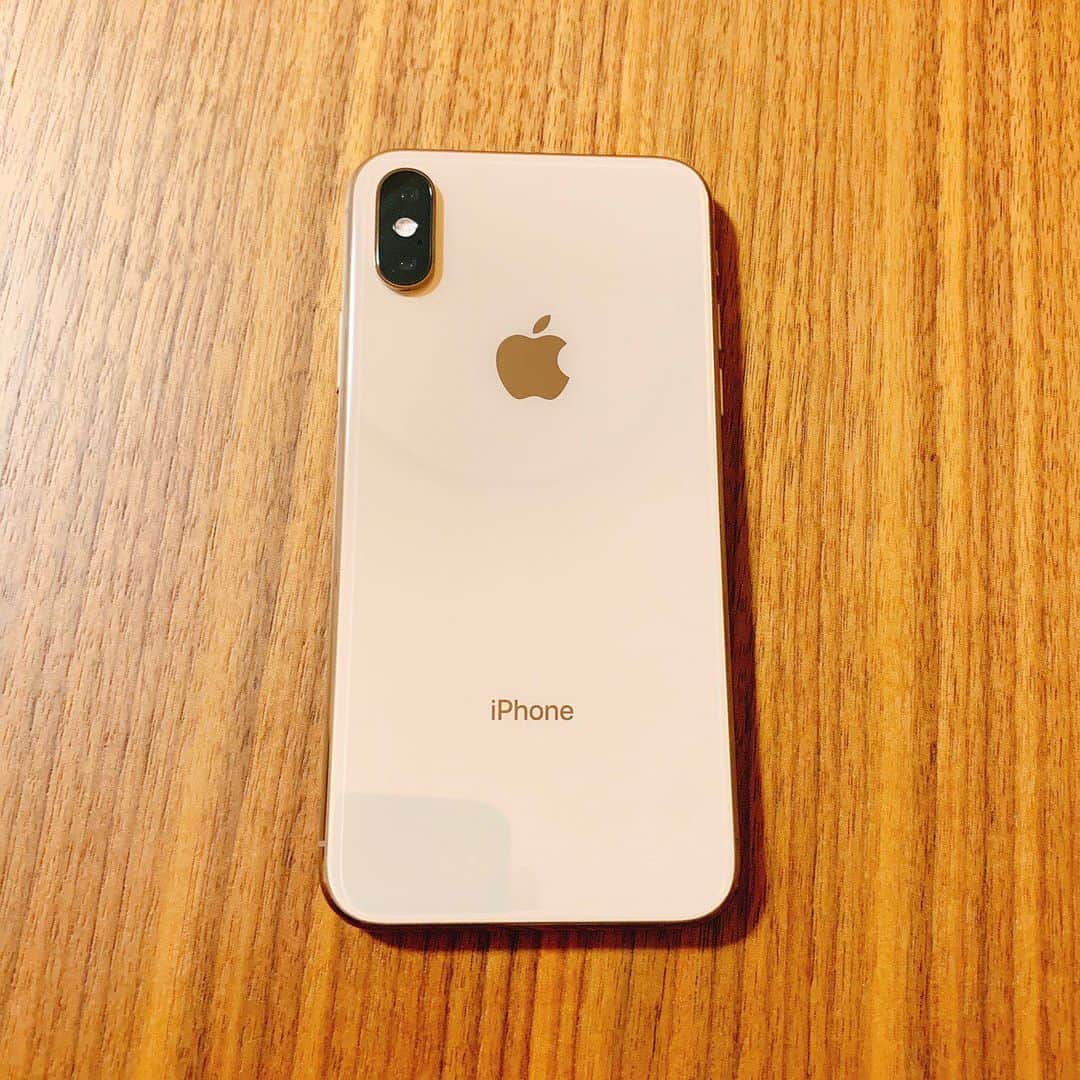 百千糸のインスタグラム：「NEW携帯^_^ 今日は一日アップルストアにお世話になり、無事問題なく移行も出来ました。 アナログ人間なので定員さんの言っている言葉が分からなくて小学生みたいな質問ばかりしていたのに、笑顔で優しく教えてくださいました。感謝。  このiPhoneにあうケースを探さなきゃ(^^)」