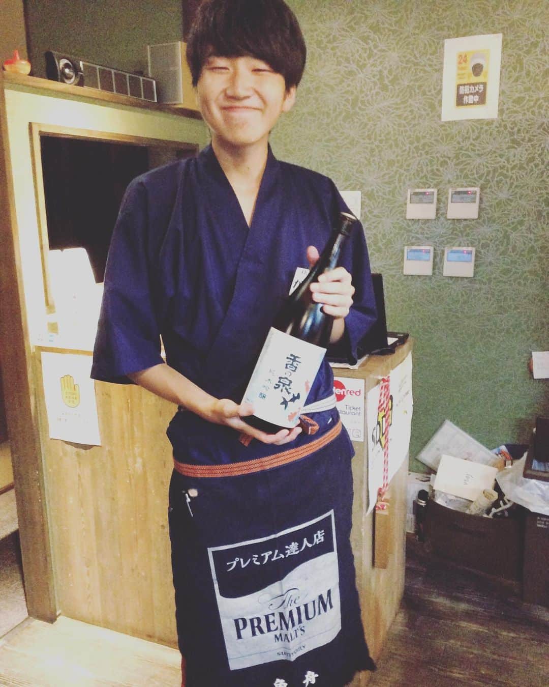 魚舟 のインスタグラム：「新しいスタッフ入りました！! ぜひ皆さん来てくださ〜〜〜い！！ 可愛い女の子がたくさんいますよ❤️ ・ ・ ・ ・ ・ #かのいずみ  #新しいスタッフ入りました！！ #魚舟 #バイト生  #居酒屋 #女将 #若女将  #本町居酒屋  #日本酒」