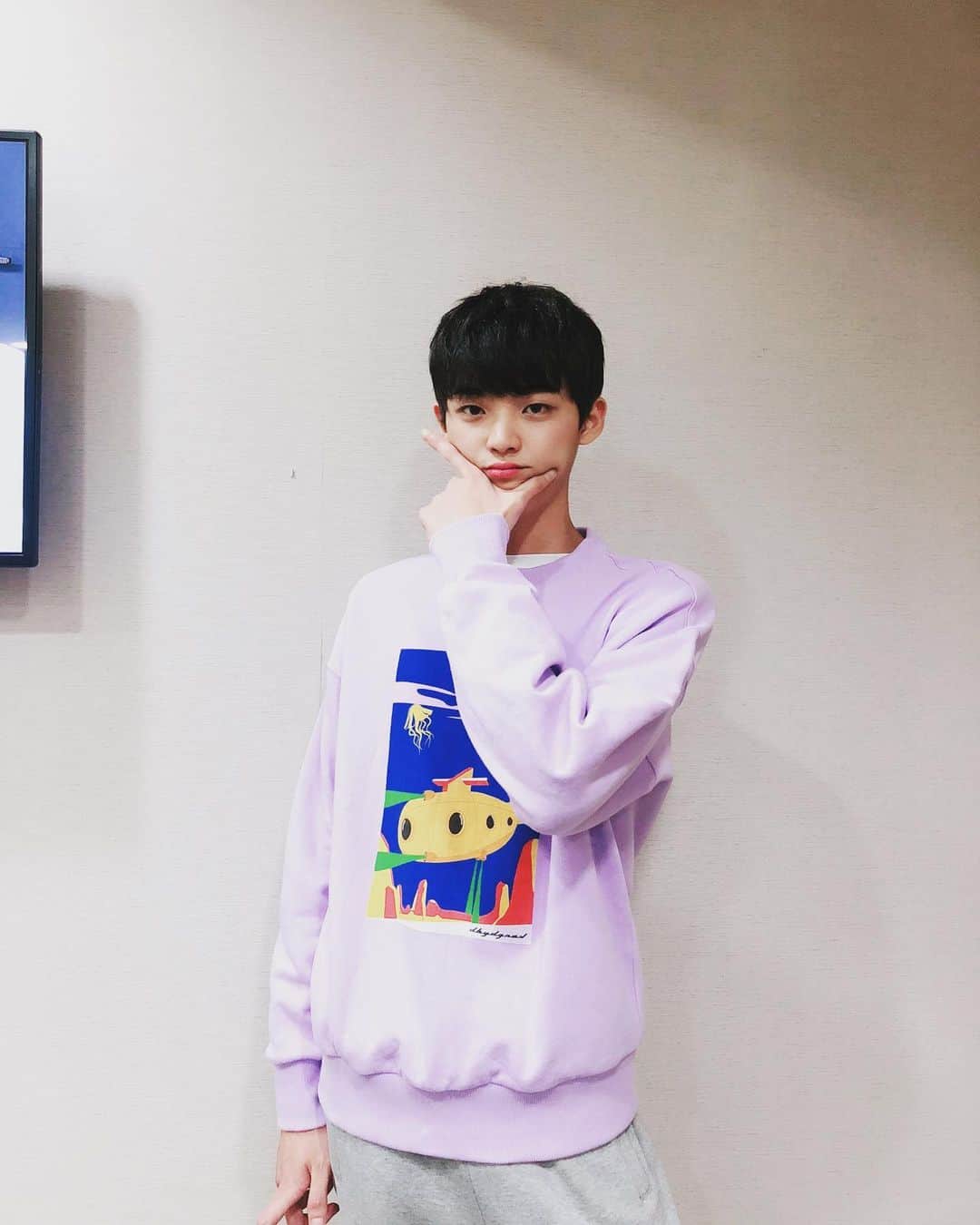 キム・テミンのインスタグラム：「🤔 #더워요」