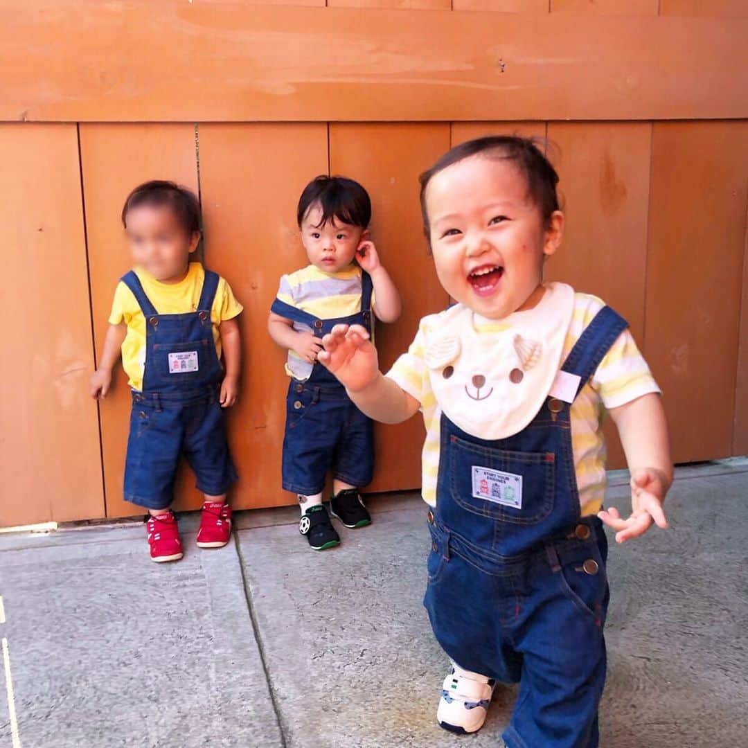 菅野広恵さんのインスタグラム写真 - (菅野広恵Instagram)「＊＊＊ 仲良し3人組でおそろ🌻 ミニオンコス風に黄色とつなぎにしてみました^_^💓 ・ 2枚目3枚目の写真、そこにいてって言ったらニコニコで動きだした🤣 #ヨチヨチ歩き #1歳8カ月 #子供の成長 #子連れユニバ #シンプルコーデ #プチプラコーデ #mamagirl #ママタス #ママトコ #ミニオンコーデ #2017_autumn_baby部_  #コストココーデ #男の子ママ #関西ママ」8月6日 22時15分 - hiroesugano