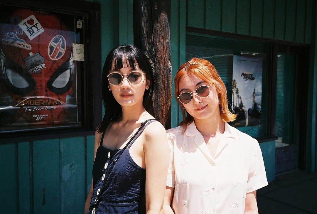 甲斐まりかさんのインスタグラム写真 - (甲斐まりかInstagram)「Memories🌵🇺🇸❤️ 早速日本帰ってきてフィルムを現像。こんな写真撮ったなーとか振り返って思い出を巡る旅もまた楽しい。 ロードトリップ中に寄ったTruth or Consequencesという不思議な名前の小さい町。そこに唯一あった週4しか上映しないレトロな映画館。ちなみにスパイダーマン上映中でした。 ちーちゃん、りゅうちゃん運転本当にありがとう😘」8月6日 22時21分 - mari_ka95