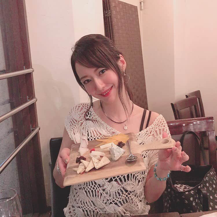 吉山りささんのインスタグラム写真 - (吉山りさInstagram)「はいcheese🧀🍷 #cheese #🧀 #チーズ #ナチュラルチーズ が #大好き プロセスチーズは食べられない いや、食べられるンだけど『おえー』ってなる！が正解😎 #ワイン #wine に合う #sparkling にも合う #スパークリング 大好き #🍾 #シャンパン #champagne #love この日はボトル2本＋ちょっと嗜む程度を頂きました🍷 #お酒 最近好き #一人飲み 行ってしまう笑 だって気軽なんだもん #変な気を遣わない #1人飲み 好き 眠くなったらすぐ帰る☺️☪️ 基本根暗です😎 #タバコ の煙が苦手 匂いがキツイのが苦手 なのでよいかほりの人大好き💗 #ギネス は泡が勝負 短距離走はスタートダッシュが勝負 #陸上部女子 #フリーモデル #instagood #フリーモデル #instafood #japanesegirl #singlemom #instalike #ママ」8月6日 22時21分 - oreorerisa