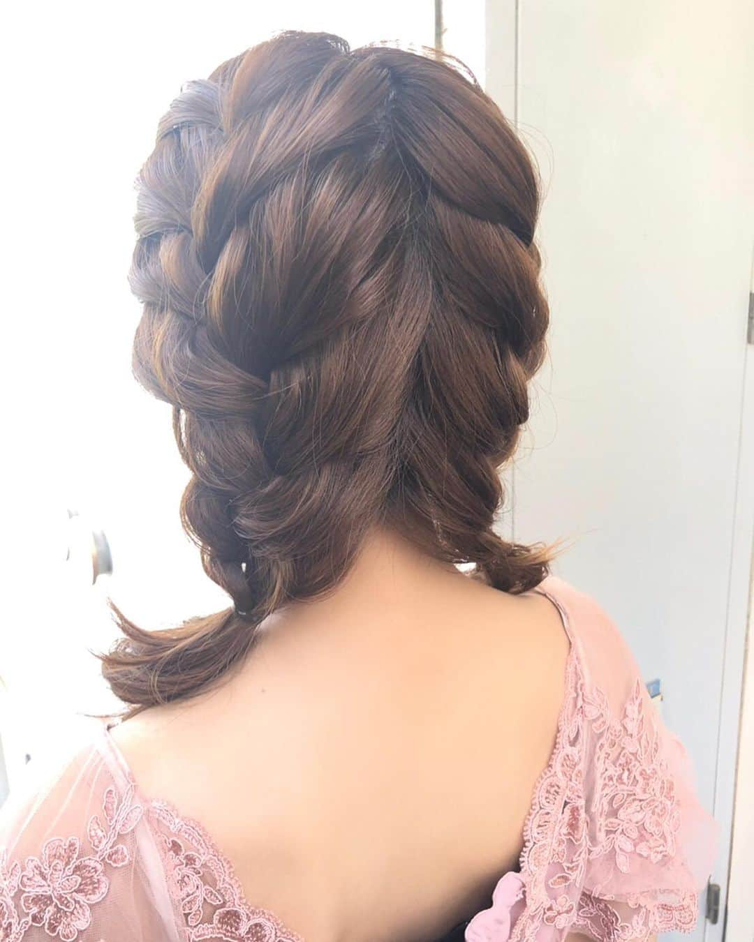 中島愛蘭さんのインスタグラム写真 - (中島愛蘭Instagram)「結婚式に出席した日のヘアアレンジは﻿ #vicca の中澤さんにお任せでお願いしました🎈﻿ ﻿ ゆるっと編み込んだアレンジ可愛かったです🐰❤︎﻿ ありがとうございました😭✨✨ ﻿ そしてイヤリングは#liquem 🌿﻿ ﻿ アイメイクはキラッと、チークとリップは﻿ コーラル系の色を使って華やかにしました💐﻿」8月6日 22時24分 - aira_nakajima