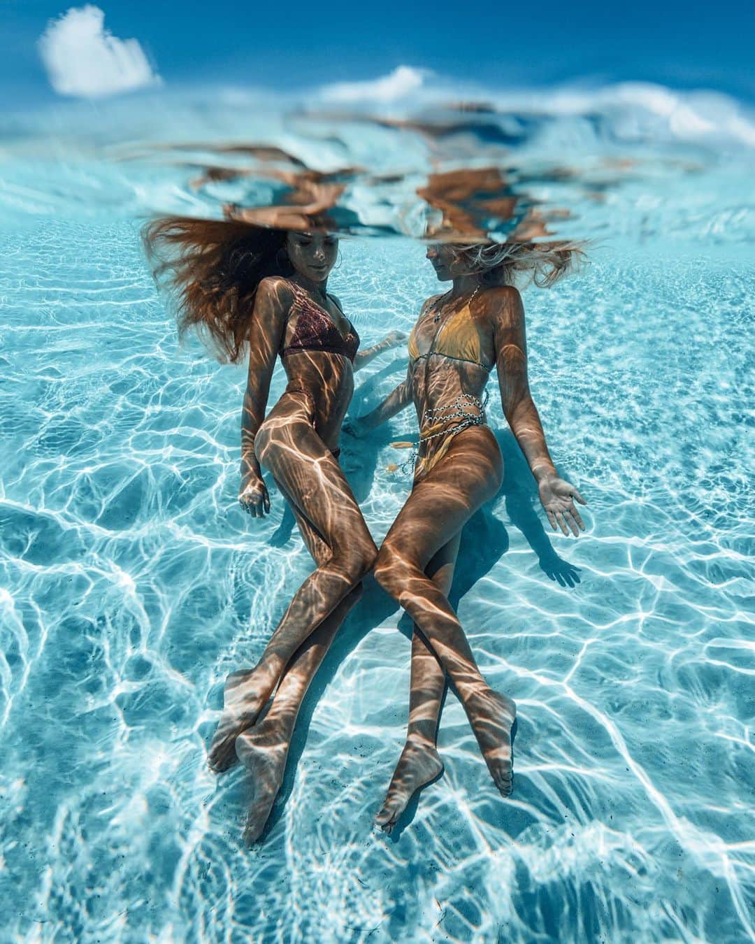 サシャ・カリスのインスタグラム：「We may live across the world from eachother, but we are still mermaids at heart 🗺💙 @sjanaelise 🧜‍♀️✨ Tag your mermaid sister below! 👇🏼 . . . #underwaterphotography #underwater #photography #travel #travelphotography #bahamas #sheisnotlost #speechlessplaces #girlsborntotravel #passionpassport #tlpicks #dametraveler #shetravels #meettheworld #darlingescapes」