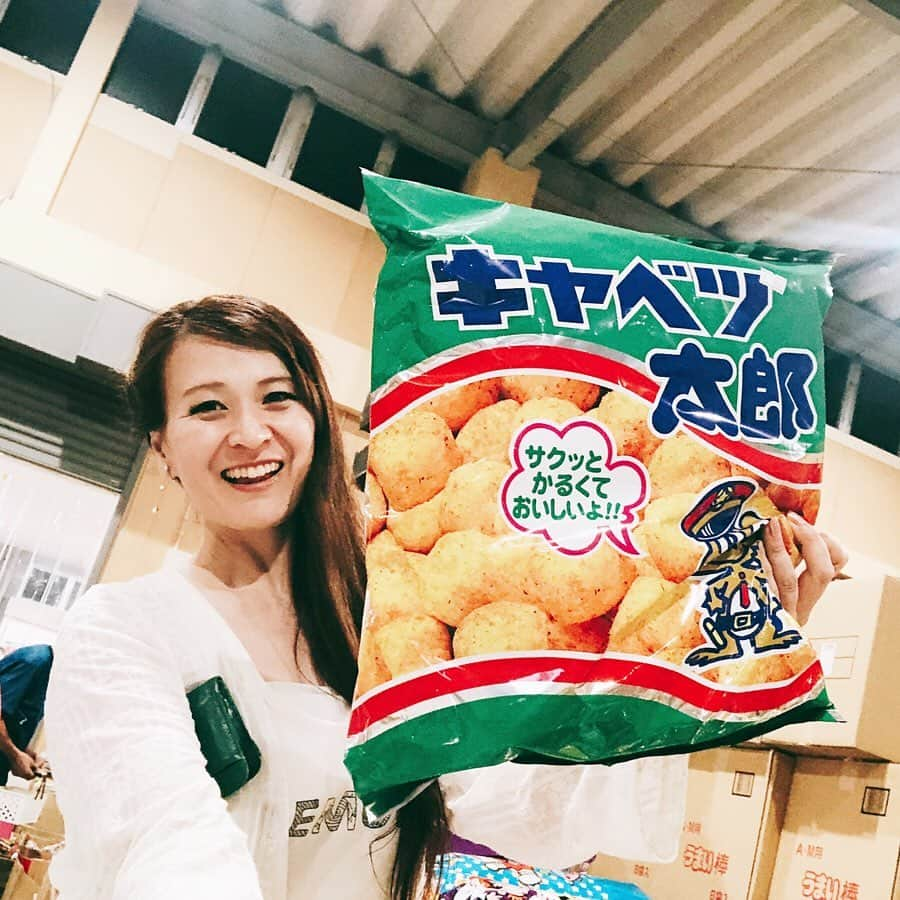 里井真由美さんのインスタグラム写真 - (里井真由美Instagram)「駄菓子がいっぱいーー❗️トップ画像はメガネ型のマーブルチョコ♪ ・ ・ 岡山の「日本一の駄菓子売場」😆❤️ たまにテレビでも取り上げられてる岡山ではちょっとした有名スポットです ・ ・ 行ったら、売り場大きい！種類も豊富！オトナも子供も走り回って喜んでて楽しいー♪ ・ ・ たまに「日本一」とか書いてるとどうなのかな、と思う事あるかもしれませんが、ここは駄菓子が日本一種類多い！広いよぉー そもそもが倉庫だもんね。 ・ ・ つい、昭和レトロコーナーとか30円までのチョコとか見入ってたり。笑 ・ ・ あ、「キャベツ太郎」持ってる画像は小顔効果でもなんでもなく、ホント大きいサイズです。笑 ・ ・ #日本一の駄菓子屋 #日本一の駄菓子屋さん #駄菓子#岡山#岡山駄菓子屋#里井真由美#ありが糖運動#セコイヤチョコレート #キャベツ太郎#お菓子#1級フードアナリスト里井真由美#タラタラしてんじゃねーよ」8月6日 22時31分 - mayumi.satoi