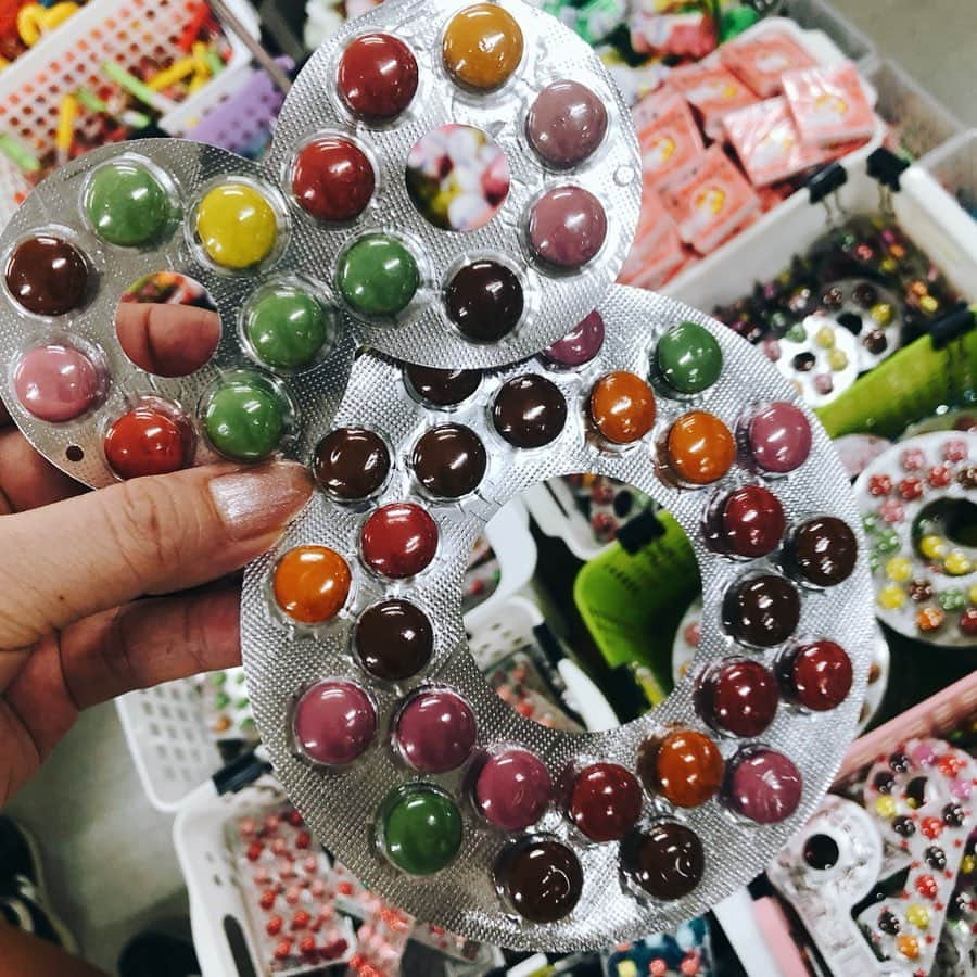 里井真由美さんのインスタグラム写真 - (里井真由美Instagram)「駄菓子がいっぱいーー❗️トップ画像はメガネ型のマーブルチョコ♪ ・ ・ 岡山の「日本一の駄菓子売場」😆❤️ たまにテレビでも取り上げられてる岡山ではちょっとした有名スポットです ・ ・ 行ったら、売り場大きい！種類も豊富！オトナも子供も走り回って喜んでて楽しいー♪ ・ ・ たまに「日本一」とか書いてるとどうなのかな、と思う事あるかもしれませんが、ここは駄菓子が日本一種類多い！広いよぉー そもそもが倉庫だもんね。 ・ ・ つい、昭和レトロコーナーとか30円までのチョコとか見入ってたり。笑 ・ ・ あ、「キャベツ太郎」持ってる画像は小顔効果でもなんでもなく、ホント大きいサイズです。笑 ・ ・ #日本一の駄菓子屋 #日本一の駄菓子屋さん #駄菓子#岡山#岡山駄菓子屋#里井真由美#ありが糖運動#セコイヤチョコレート #キャベツ太郎#お菓子#1級フードアナリスト里井真由美#タラタラしてんじゃねーよ」8月6日 22時31分 - mayumi.satoi