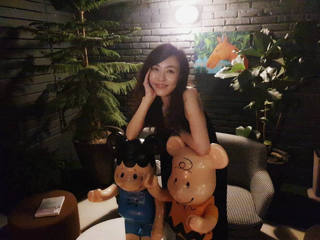 シム・ウンジンさんのインスタグラム写真 - (シム・ウンジンInstagram)「#밀린사진대방출  #Uploadingbackphotosofthepasttime  100년만에 만난 준형오빠 @jay_j_kim 좋은분들 소개시켜주어서 고마와!! 비록 오빠는 소개만시켜주고 사라졌지만.. 어쨌든 Thank you!! 그리고 @carolinereason see you later!! x」8月6日 22時31分 - eundung81