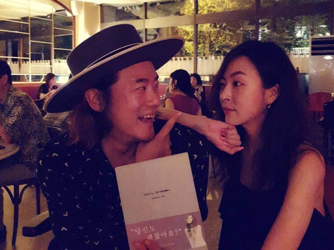シム・ウンジンさんのインスタグラム写真 - (シム・ウンジンInstagram)「#밀린사진대방출  #Uploadingbackphotosofthepasttime  100년만에 만난 준형오빠 @jay_j_kim 좋은분들 소개시켜주어서 고마와!! 비록 오빠는 소개만시켜주고 사라졌지만.. 어쨌든 Thank you!! 그리고 @carolinereason see you later!! x」8月6日 22時31分 - eundung81