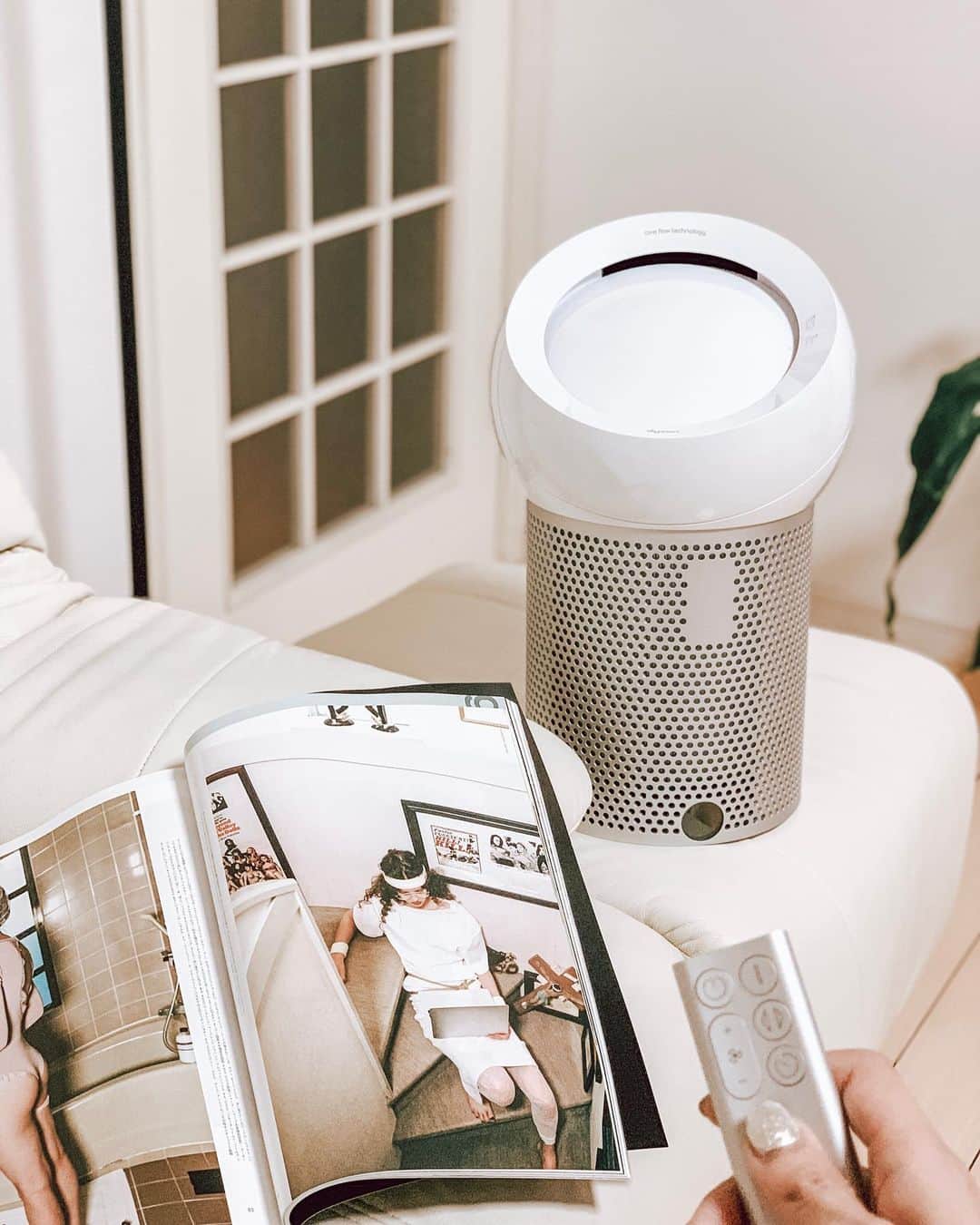 のインスタグラム：「暑い日が続いていますが @dyson Pure Cool Meがきてからとっても快適🌪﻿ 清浄された涼しい風がとっても心地良くって、リビングでのんびり過ごす時はもちろん、寝苦しい夜にも大活躍しているよ😴✨﻿ ハウスダストやアレル物質、PM 0.1レベルの微細な粒子を99.95%除去してくれるのがすごいです！﻿ ﻿ ﻿ ﻿ ﻿ ﻿ ﻿ ﻿ ﻿ ﻿ ﻿ ﻿ ﻿ ﻿ #dyson #dysonpurecool #dysonpurecoolme #lifestyle #ダイソン #pr #扇風機 #空気清浄機 #ダイソン空気清浄機 #ライフスタイル #電化製品 #家電 #おすすめ家電 #おしゃれ家電 #ダイソン好き」