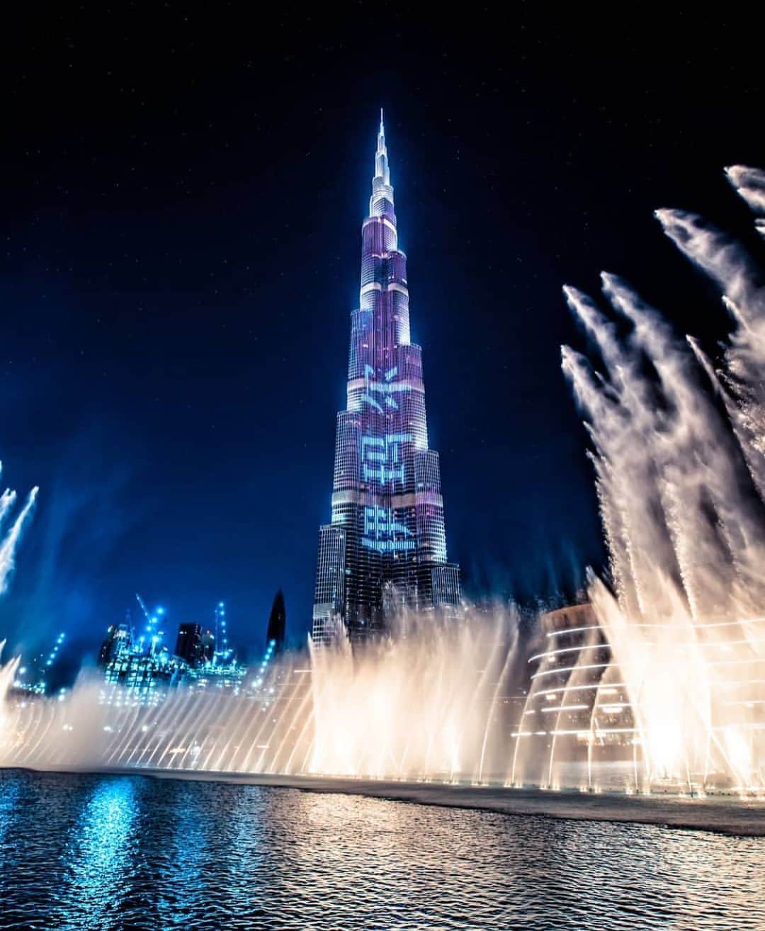 ドバイのインスタグラム：「Dubai dancing fountain & Burj Khalifa 📷:@alphaspotting」