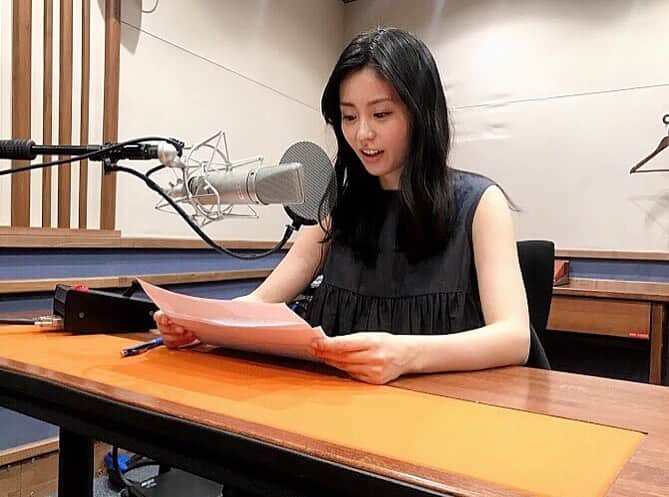 本仮屋ユイカさんのインスタグラム写真 - (本仮屋ユイカInstagram)「こんばんは🌠 先週は毎朝、ラジオのお知らせができて、とても嬉しかったです♪ これは、「50分 de オーディオブック ～耳から広がる本の世界～ 」のオリジナルオーディオブックを読む練習をしてるところ🎙 番組では一部しかご紹介できなかったオーディオブックですが、NHK読むらじるのホームページから、フルサイズでお聴きいただけます！また、番組の聞き逃し配信もしておりますので合わせてお聴き頂けたら、嬉しいです😊  そして、明日は、20時〜「林修のニッポンドリル 【伊勢神宮・出雲大社！2大ご利益神社SP】」（フジテレビ）に出演します❣️こちらも、ぜひご覧ください😊」8月6日 22時37分 - yuika_motokariya_official