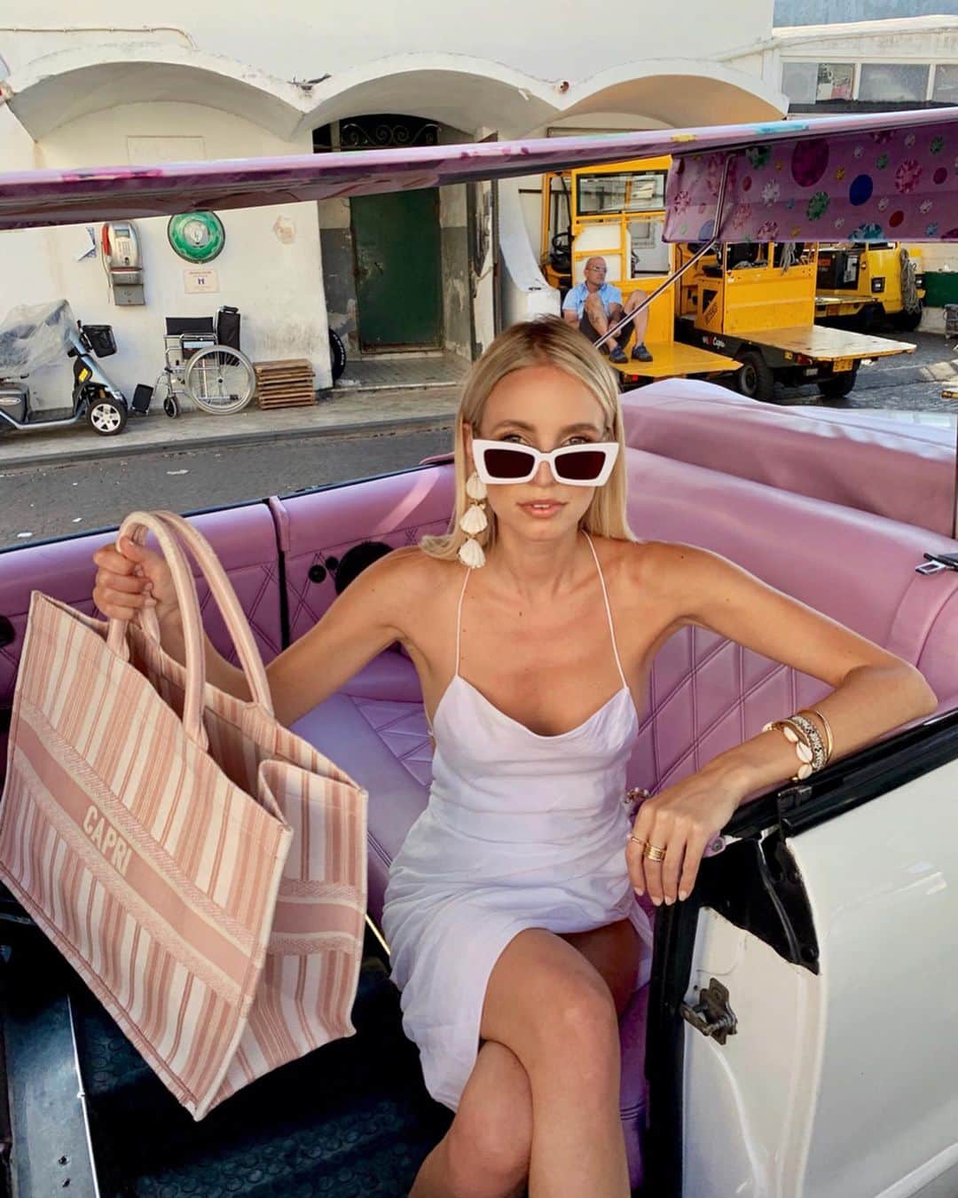 レオニー・ハンネさんのインスタグラム写真 - (レオニー・ハンネInstagram)「Well, Barbie, it’s just getting started... 🤽🏻‍♀️ Anzeige @dior #Dior #Capri #Jacquemus」8月6日 22時40分 - leoniehanne