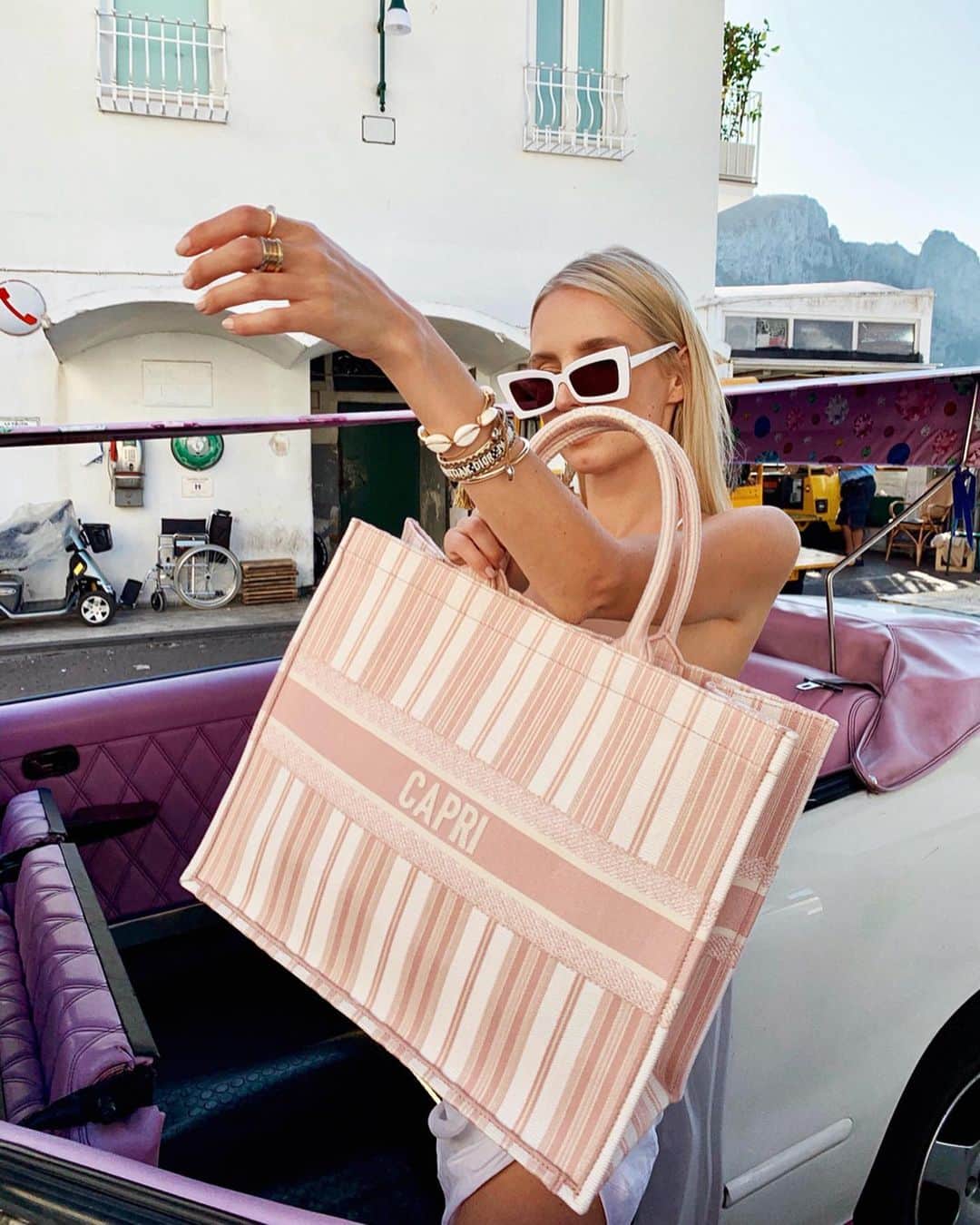レオニー・ハンネさんのインスタグラム写真 - (レオニー・ハンネInstagram)「Well, Barbie, it’s just getting started... 🤽🏻‍♀️ Anzeige @dior #Dior #Capri #Jacquemus」8月6日 22時40分 - leoniehanne