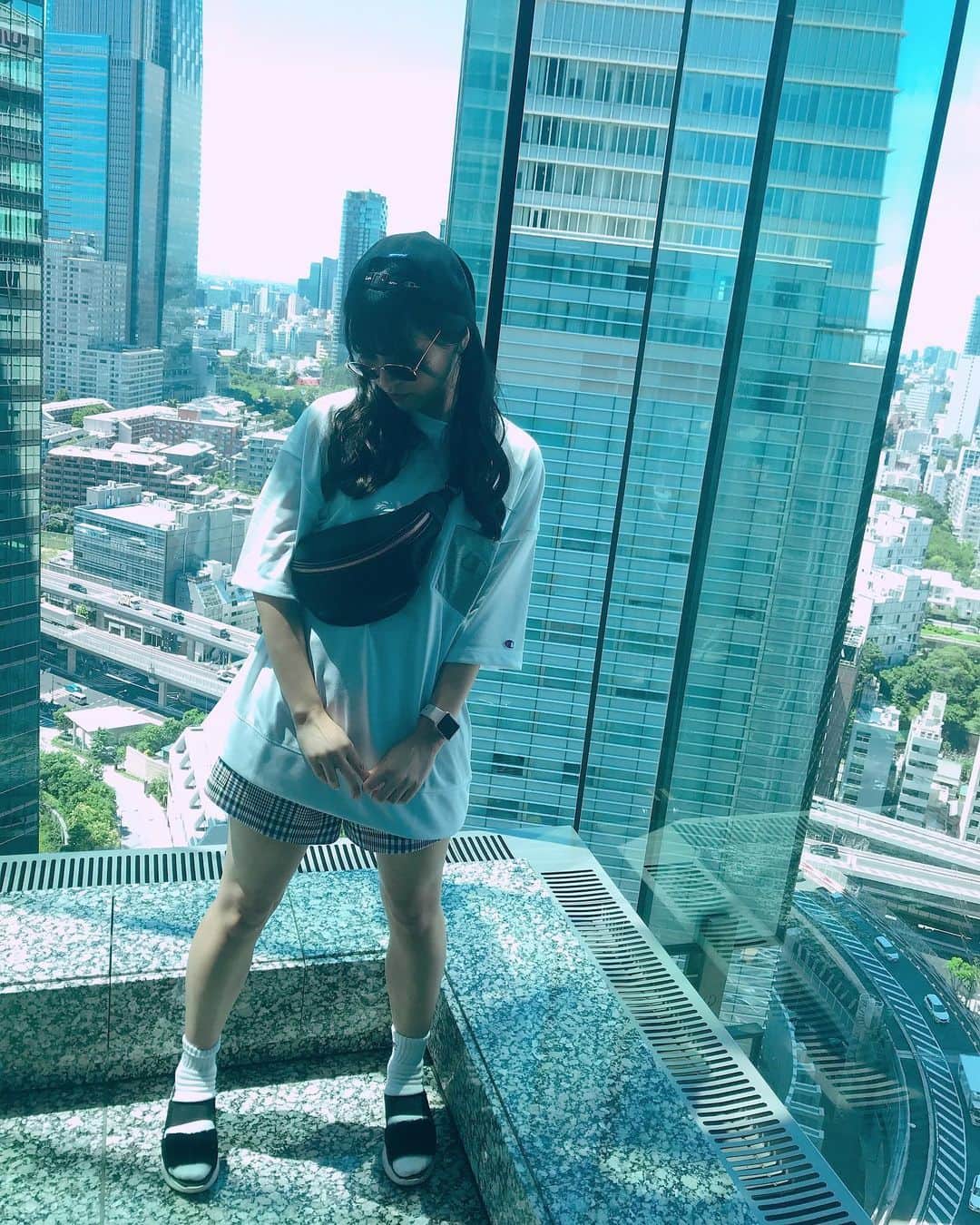 根岸愛のインスタグラム：「今日のねぎしさん💃 TシャツはメンズのLサイズ オーバーサイズも好き☺️💕 cap🧢champion bag💼ugg tops👕champion bottoms👖atmos socks🧦champion shoes👟ugg #champion #ugg #atmos #sports #sportsmix #oversize #ねぎしふく #ねぎ私服 #champion女子 #チャンピオン #チャンピオン女子 #オーバーサイズ #キャップ後ろかぶり」