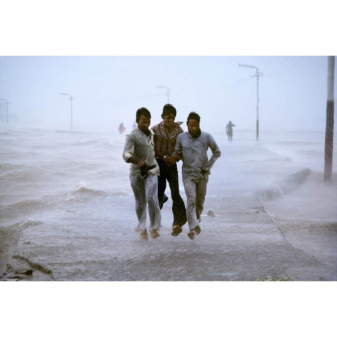 スティーブ・マカリーさんのインスタグラム写真 - (スティーブ・マカリーInstagram)「Men run through monsoon rains on the causeway from Haji Ali, #India, 1983.」8月6日 22時46分 - stevemccurryofficial