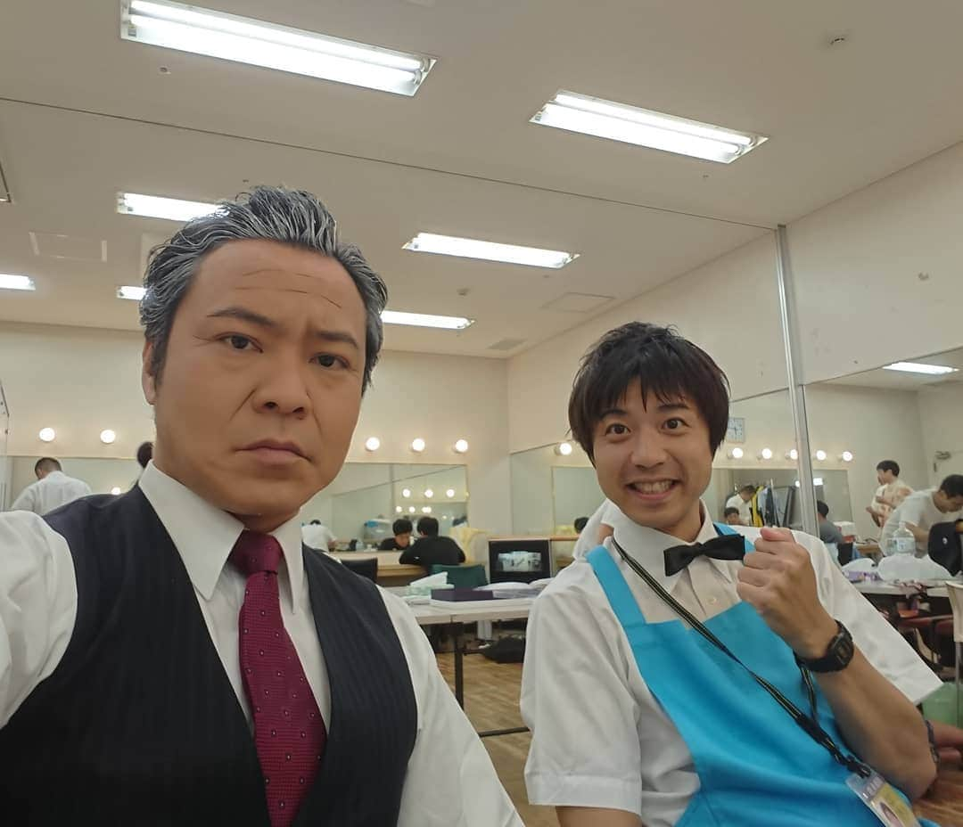 高井俊彦さんのインスタグラム写真 - (高井俊彦Instagram)「【２０１９年新喜劇３９発目✨】 なんばグランド花月『辻本新喜劇』😃✌️ 花月病院院長役✋ 売店店長の大島とパシャリ📷✨ １週間で６１７７人といういっぱいのお客さんの前で出来て幸せでした🎶  千秋楽が１番自分の中で良かったかな？☺️（あこの台詞）  また次に向かって頑張ります👍 皆さん応援宜しくお願いします⤴️⤴️⤴️」8月6日 22時51分 - takai_toshihiko