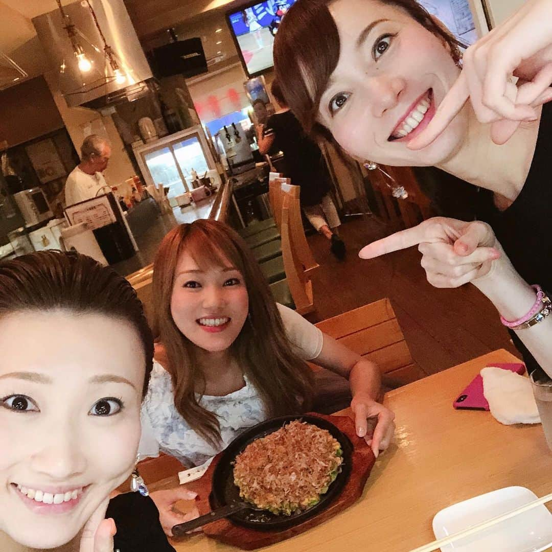 結乃かなりさんのインスタグラム写真 - (結乃かなりInstagram)「今日はお好み焼き〜😆 ・ テレビで紹介されたという、お好み焼き屋さん。 店内がガラガラで心配しましたが…美味でございました🤤 ・ 食後のデザートはお店を移動しまして、おしゃれカフェのクレープ屋さん🥰エシレバターを使ったクレープが最高でした🥺 ・ ・ 宝塚受験生時代、同じバレエスクールでお稽古していた３人。共に夢を追いかけた仲間とは、何年経っても仲良しです☺️ 明日は、宝塚受験の夏期講習。現在、夢を追いかけている生徒達にも、仲間との絆も大切にして、成長してほしいなぁ〜と思った夜でした😌 ・ ・ #お好み焼き#クレープ#エシレバター#宝塚受験#宝塚音楽学校#バレエスクール#宙組#osk日本歌劇団#宝塚og」8月6日 22時55分 - kanariyuino