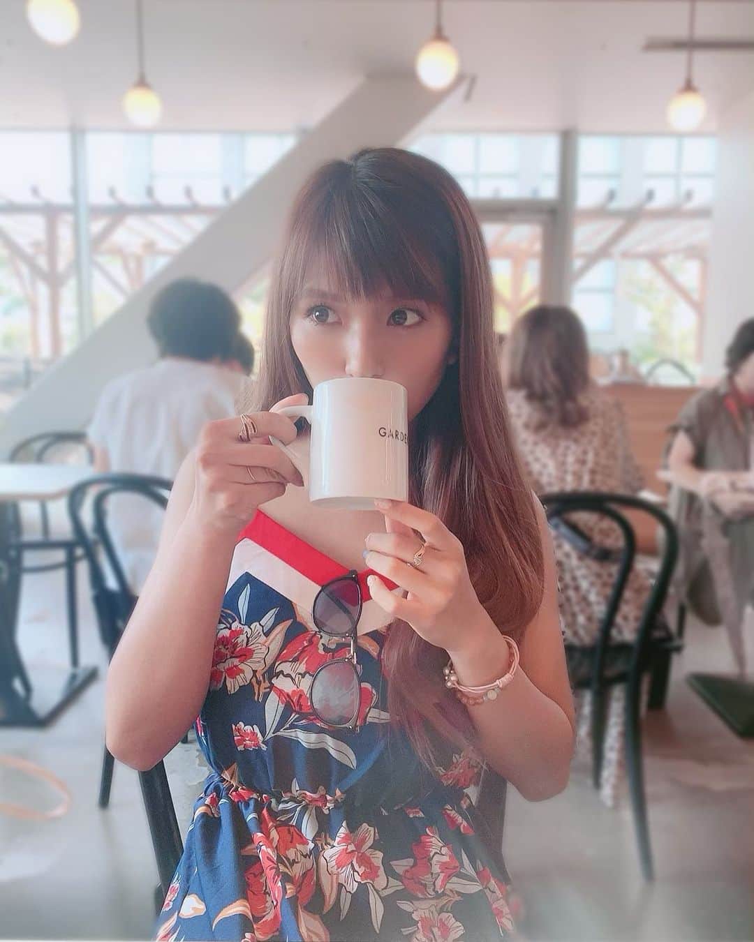 のインスタグラム：「﻿ ‪うだるような暑さ。。。‬﻿ ‪皆さま水分・塩分補給を忘れないでくださいね😵‬﻿ ﻿ ‪私は、毎年夏だからといって冷たい物ばかり選んで﻿ 体調を崩してしまいがちなので‬﻿ ﻿ ‪最近はクーラーで涼んで汗がひいてきたら﻿ あえて少し温かい飲み物を飲んだりして﻿ 体温調節をするようにしています〜☕️‬﻿ ﻿ ‪#またしても一人南国感‬」