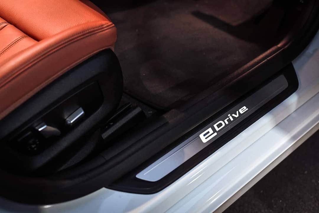 BMW Thailandさんのインスタグラム写真 - (BMW ThailandInstagram)「BMW 530e Elite รถ Plug-in Hybrid  รักสิ่งแวดล้อม เพราะปล่อย CO2 แค่ 41 กรัมต่อกิโลเมตรเท่านั้น!  ราคาเริ่มต้นเพียง 2,999,000 บาท  ศึกษาข้อมูลเพิ่มเติมได้ที่: www.bmw.co.th  #BMW #BMWTH #BMW5Series #530eElite  #StepupYourLeague #bangkokboulevardSathornPinklao2」8月6日 22時57分 - bmwthailand