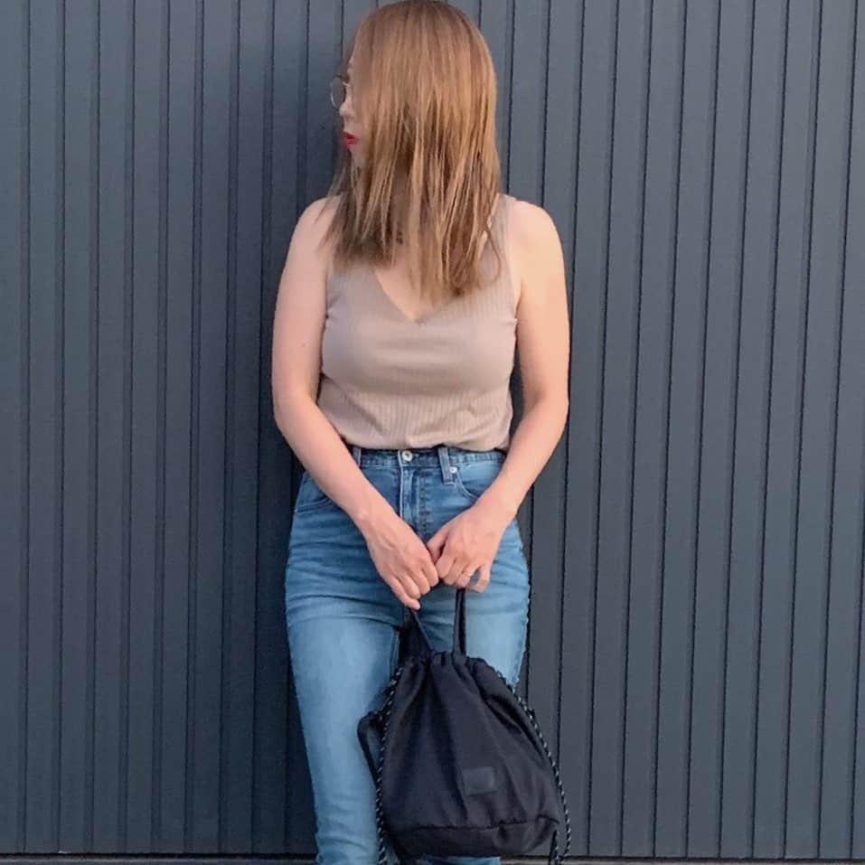 ryuu79hinaのインスタグラム：「#outfitoftoday ・ ・ 暑い夏はブラトップLoveゅー❤️ 楽チンでストレスフリー⤴︎︎︎⤴︎︎ ・ ・ 海で遊んで→シャワー浴びて→ガスト行っただけのコーデ𓃟ﻌﻌﻌ❤︎ 暑くて乾かすのが面倒くさくなっちゃったから…髪の毛ボサボサ😭 ・ ・ ━━━━━━━━━━━━━━━ 👕・@uniqlo #ユニクロ 👖・@gu_global #gu_for_all 👜・#グローバルワーク」