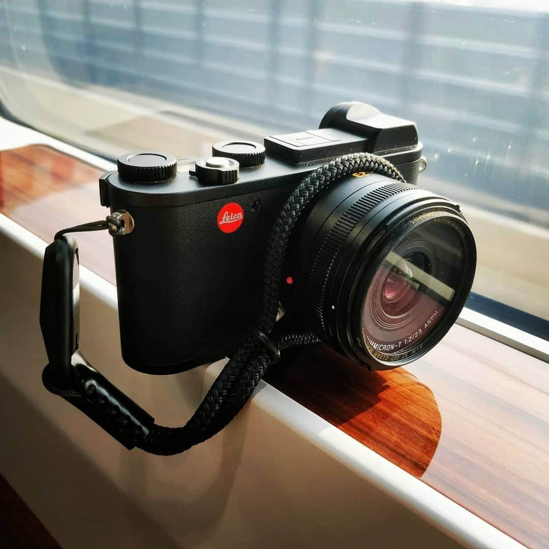 ライカさんのインスタグラム写真 - (ライカInstagram)「The Leica CL might come in a small package but is the right companion for big dreams. Here it is captured on a high speed train headed from Tianjin to Beijing by Robert Li (@xiaoheli). Discover the powerful and compact Leica CL via the bio link.  #🔴📷 #LeicaCL #leica #leicacamera #leicaphotography #leicaphoto #leica_world #leica_club #leicasociety #leicalove #leicagram #travelphotography #highspeedtrain #beijing」8月6日 23時00分 - leica_camera