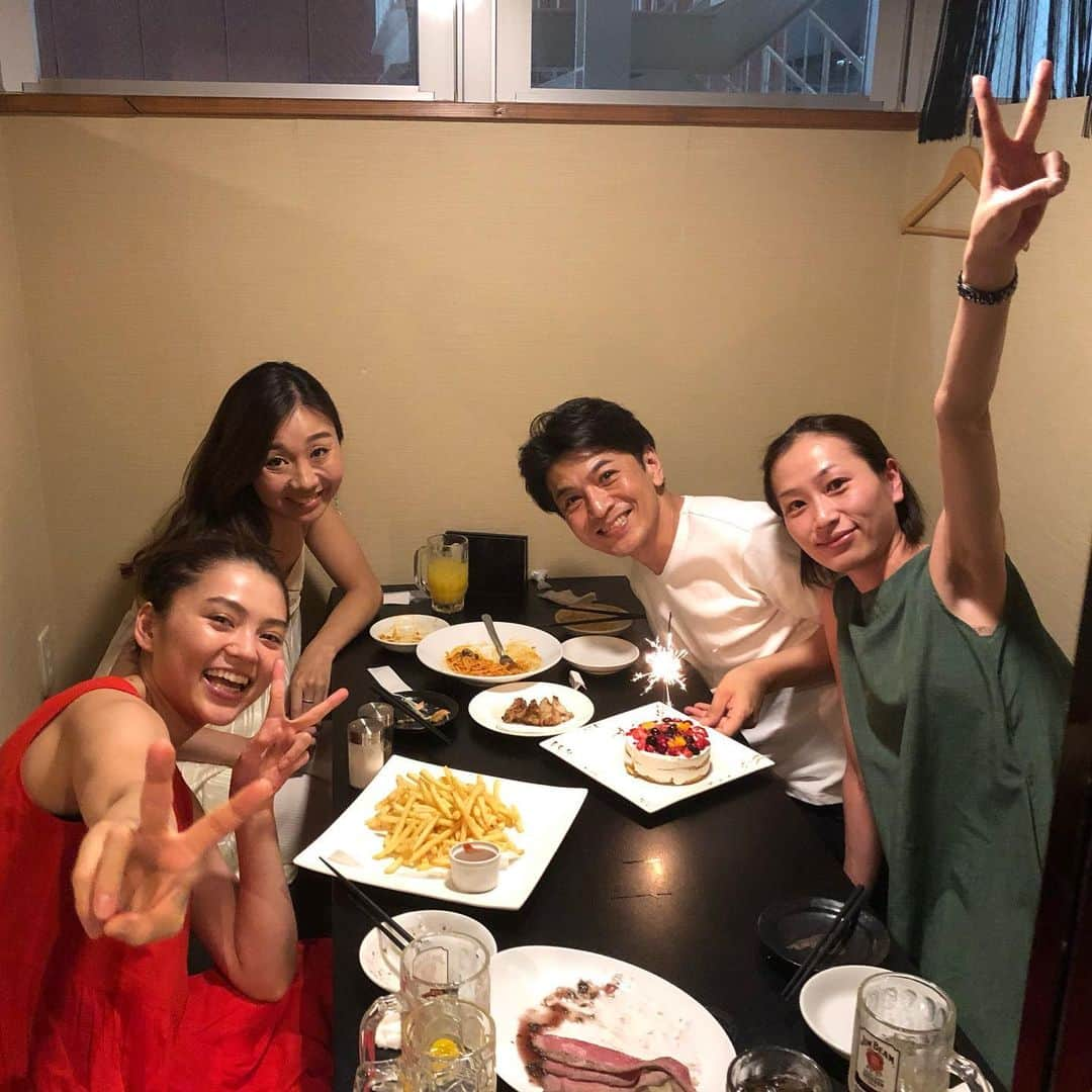 吉家章人さんのインスタグラム写真 - (吉家章人Instagram)「有り難いことに健康で誕生日を迎えられた。入院する母に息子に生まれてこれたと感謝を伝えられた。恒例の8:15の黙祷もできた。沢山のメッセージを頂いた。そして仲間の女性たちに囲まれて素敵なプレゼントまで頂きデレデレしながら過ごせた。私は幸せ者です。この幸せが伝染することを願う。  笑ったし、喋ったし、歌ったし、読んだし、感じたし。こんなに幸せな誕生日を過ごせるとは思っていなかった。皆さんの優しさに感動して泣いちゃいます。年かな。皆さん本当にありがとうございます。  皆さんの、ご健康とご多幸を願っております。吉家章人 #誕生日 #8月6日」8月7日 9時58分 - akihitoyoshiie