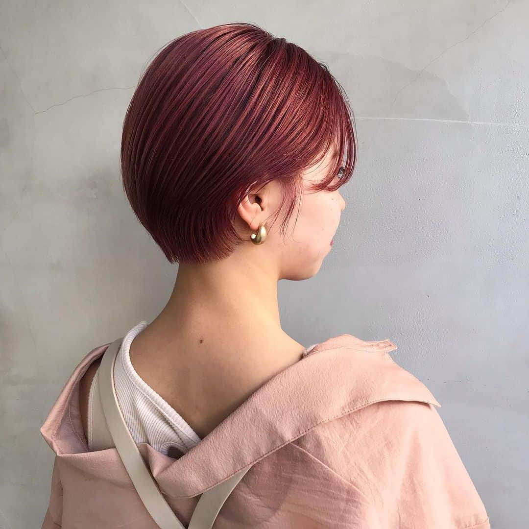 野口和弘さんのインスタグラム写真 - (野口和弘Instagram)「cherry pink☺︎ . 今日も元気に頑張りましょう！！ . cut &color  @cieca.noguchi . #ciecanoguchi#hairstyle#haircolor#shorthair #bobhair#longhair#fashion #hairarrange#ショートボブ#ショートヘア#ボブスタイル#グラボブ#ボブウルフ#オレンジュ#ハイライト#ハイトーン#ブリーチ#グレージュ#ヘアアレンジ#グラデーションカラー#シースルーバング#アクセサリーバング#ヘアカラー#ヘアカタログ #ヘアセット#外国人風#表参道#原宿#美容室」8月7日 9時54分 - cieca.noguchi