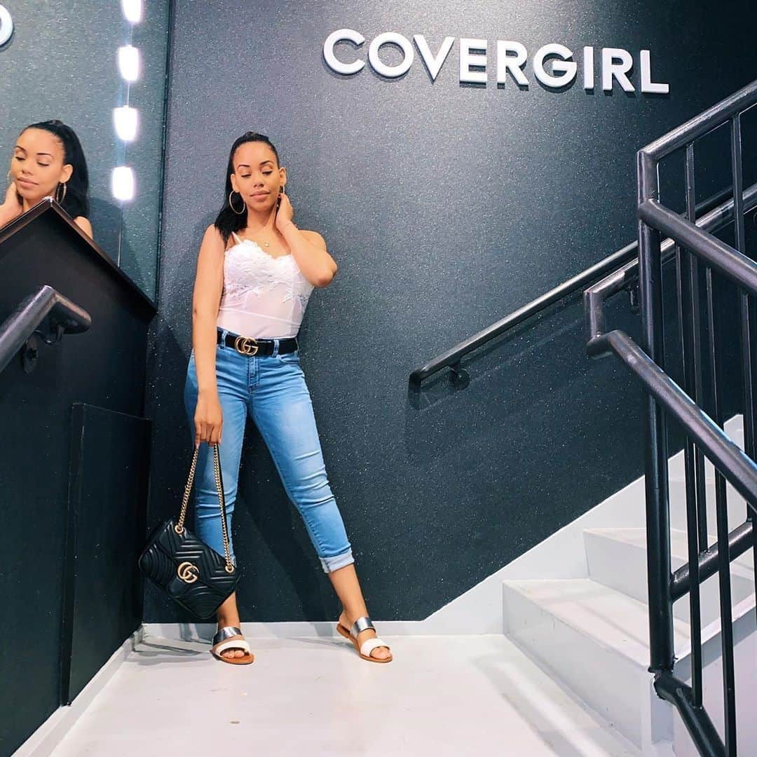COVERGIRLさんのインスタグラム写真 - (COVERGIRLInstagram)「Check out @prettywithlee serving attitude when she came to visit the #COVERGIRLNYC store in Times Square. 😉 Come down to try shop new products! #COVERGIRLCrueltyFree #CrueltyFree」8月7日 9時57分 - covergirl