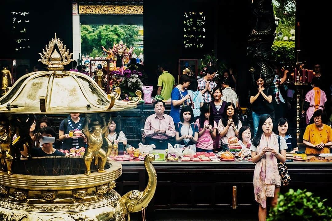 National Geographic Travelさんのインスタグラム写真 - (National Geographic TravelInstagram)「Photo by @dina_litovsky | Visitors to Lungshan Temple, one of Taipei's most famous and beautiful temples, offer prayers and incense. For more photos from around the world, follow me @dina_litovsky」8月7日 9時57分 - natgeotravel