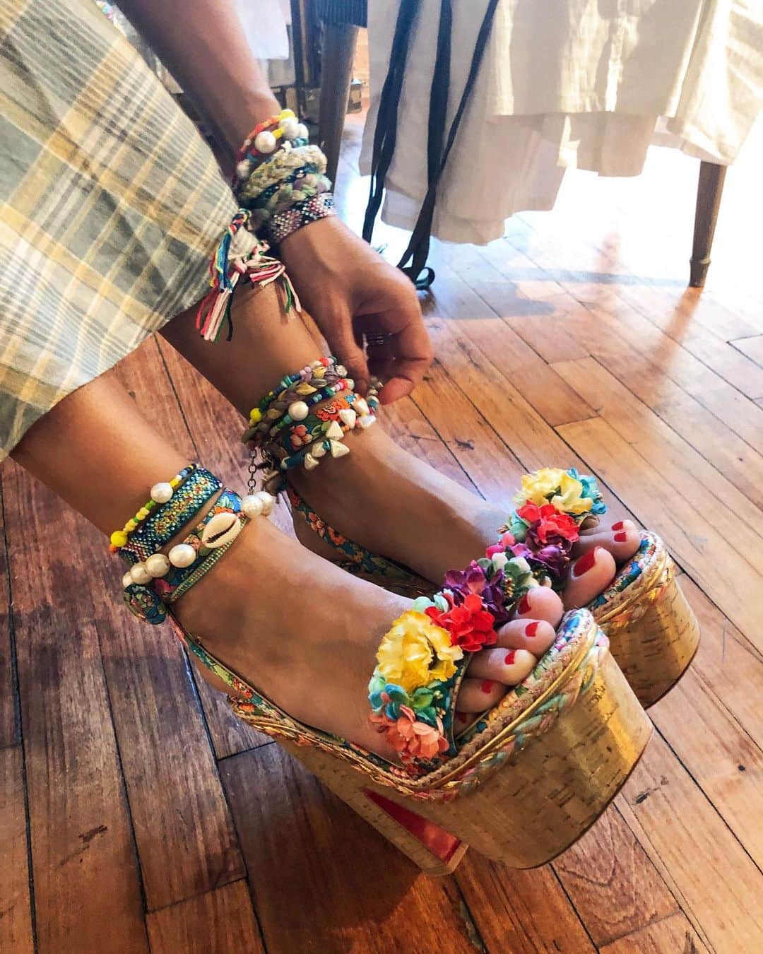 ダニジョーのインスタグラム：「✨Cinderella Moment✨ tap to shop @jodiesnydermorel’s #ankleparty 🌈 Rock yours with your favorite pair of 👠」