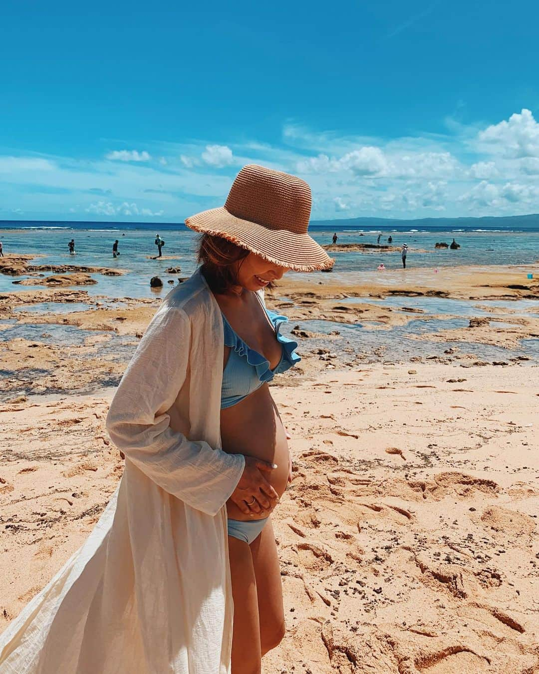 来夏さんのインスタグラム写真 - (来夏Instagram)「#👒 blue. white. brown 景色と同じ色味になった💙 👙 @issademar  #beach #bikini #issademar #6monthspregnant」8月7日 8時26分 - rairairaika