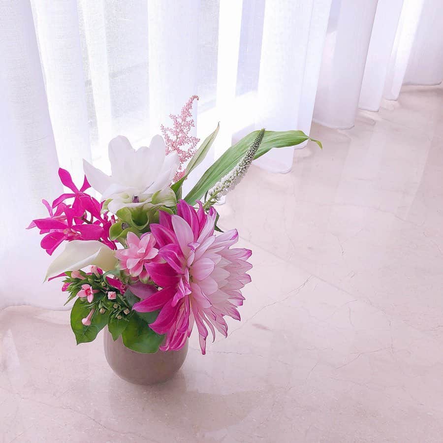 松岡里枝さんのインスタグラム写真 - (松岡里枝Instagram)「自宅のお花🌺 ハワイから帰って来た日にその足で いつもよく行く近所のお花屋さんに行って、 夏らしいリゾート感のあるお花を飾ったよ☺️ . お花屋さんで１本１本バランスを見ながら お花を選んでる時がとっても楽しい( ´∀｀)💓 . いつもはピンク系で花びらがフリフリの 可愛らしいお花を選んじゃうけど、 こういうリゾートっぽいお花も良いなぁ(^^)🌴💕 . #お花 #花のある暮らし」8月7日 8時40分 - okarie1023