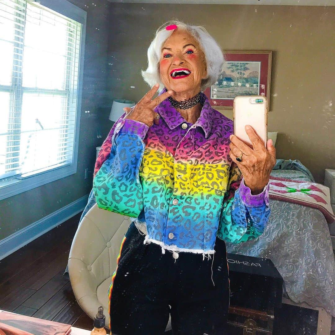 ファンキーグランマさんのインスタグラム写真 - (ファンキーグランマInstagram)「hi it me 🌈🍼👼🏼💖🦋」8月7日 8時38分 - baddiewinkle