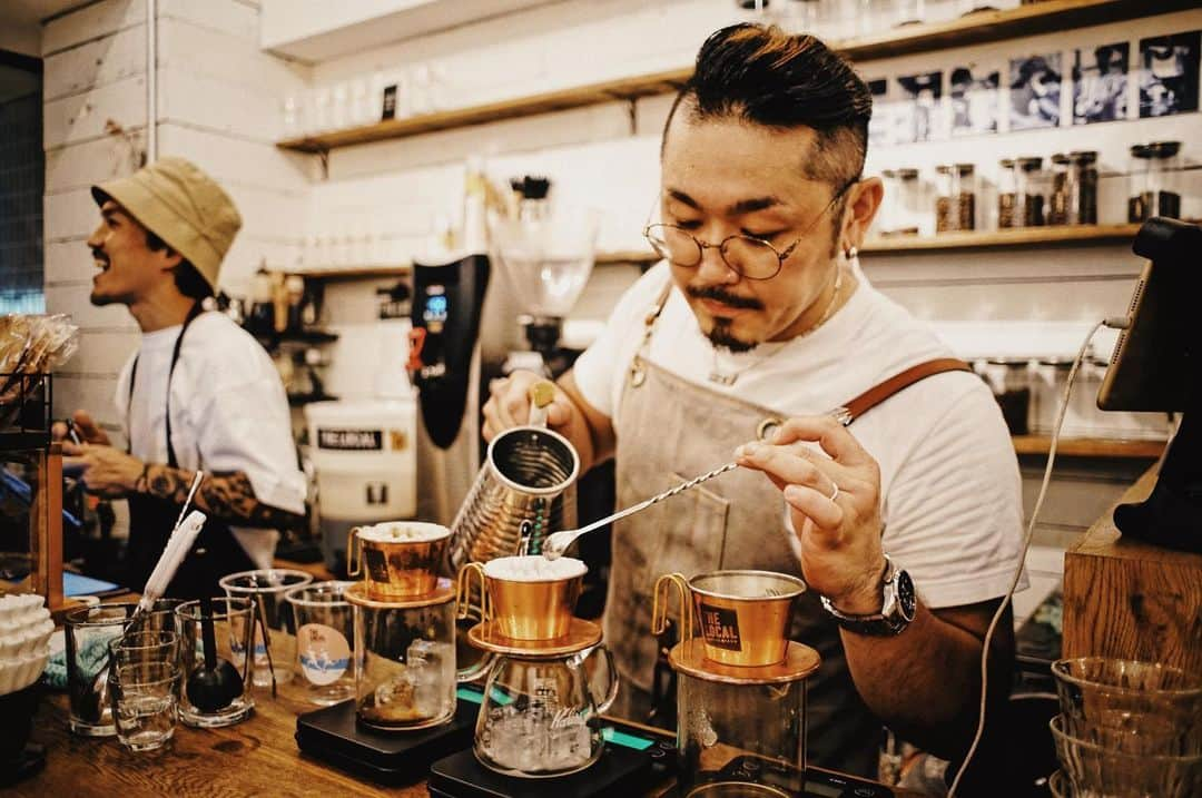 THE LOCAL ＊GoodCoffee運営店舗さんのインスタグラム写真 - (THE LOCAL ＊GoodCoffee運営店舗Instagram)「8/3の夜営業は国分寺、 @lifesizecribeの吉田さんがゲストバリスタをしてくださいました👨🏻 普段使ってる機械、器具ではないのに一瞬で味を調整するところ、大きな腕からは想像できない素早くもあり、繊細で美しい所作はさすがの一言。 現在国分寺のお店は改装中で8月末〜9月初めにリニューアルオープン予定とのこと。みなさんお楽しみに💁🏻‍♂️ . Life Size Cribe 吉田一毅 profile↓ 埼玉県出身で趣味はバイク、カメラ、車、ウクレレ。 新卒で大手コーヒーチェーン店長職を数店舗務めた後、バリスタ世界チャンピオンの店Paul Bassettに入店し、バリスタ&ロースターとして腕を磨く。 2015年3月に東京都は国分寺で「Life Size Cribe」を立ち上げる。 都心部とは違った地域にコミットする店舗としてコーヒースタンドとロースターの２つの顔を持つ。 また、Latte Art の国内チャンピオンであり入賞多数、世界大会にも出場経験。 現在、新しいLife Size Cribeに進化する為に店舗改装中。 8月末頃再オープン予定。 . . 【THE  LOCALの夏の夜営業】 7月、8月の毎週金曜、土曜は21時まで夜営業をします！ なかなかお時間合わなくてご来店出来なかったお客様も、この機会にぜひ美味しいコーヒーを飲みにいらしてください！ . THELOCAL 〒150-0002 東京都渋谷区渋谷２丁目１０−１５﻿﻿﻿﻿﻿ 営業時間(7月、8月限定)↓ 月〜木/8:00-19:00  金/8:00-21:00 土/11:00-21:00 日/11:00-19:00﻿﻿﻿﻿﻿ . . #thelocalcoffeestand #thelocal ㅤㅤㅤㅤㅤㅤㅤㅤㅤ #tokyocafe#tokyocoffee#tokyocoffeefestival#shibuyacafe#aoyamacafe#omotesandocafe#leather#도쿄카페#도쿄커피#시부야카페#コーヒースタンド#コーヒーブレイク#展示#個展#東京カフェ#東京コーヒー#カフェ巡り#カフェ好き#カフェめぐり#渋谷カフェ#青山カフェ#表参道カフェ」8月7日 8時45分 - thelocaltokyo