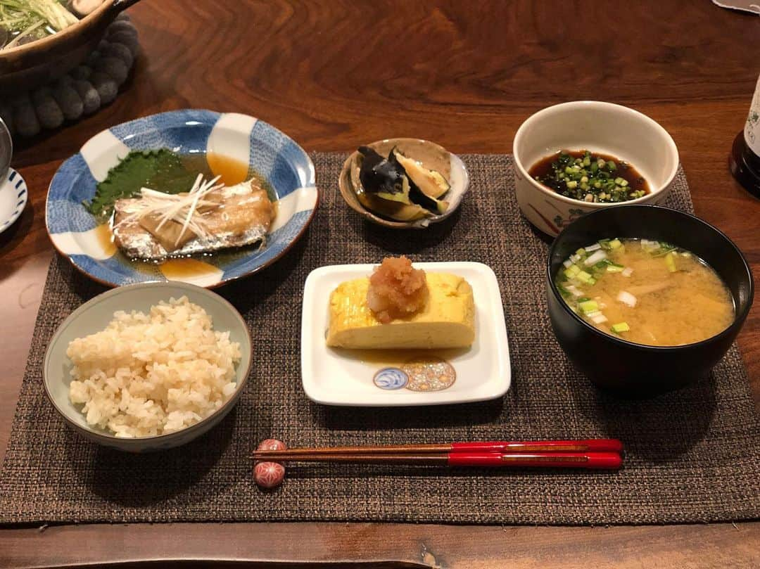 月央和沙さんのインスタグラム写真 - (月央和沙Instagram)「だし巻きが とても美味しかったです やはりプロは違いますね👆🏻✨ .  #うちの晩ごはん #太刀魚は #煮付けましたが #だし巻きは #購入したものです #暑いけど #あえての #湯豆腐 #褒められると #調子にのるタイプです」8月7日 8時56分 - kazusa_tsukio