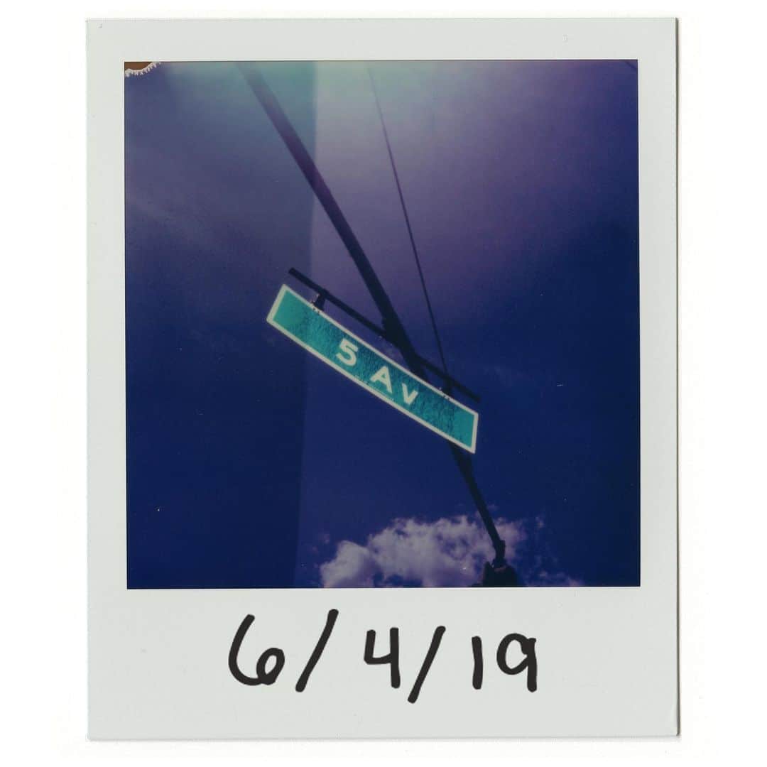 コーチさんのインスタグラム写真 - (コーチInstagram)「Don't forget to look up. NYC's iconic avenue, shot on #Polaroid by #YaraShahidi during our #CoachFW19 campaign. #CoachNY」8月7日 8時49分 - coach