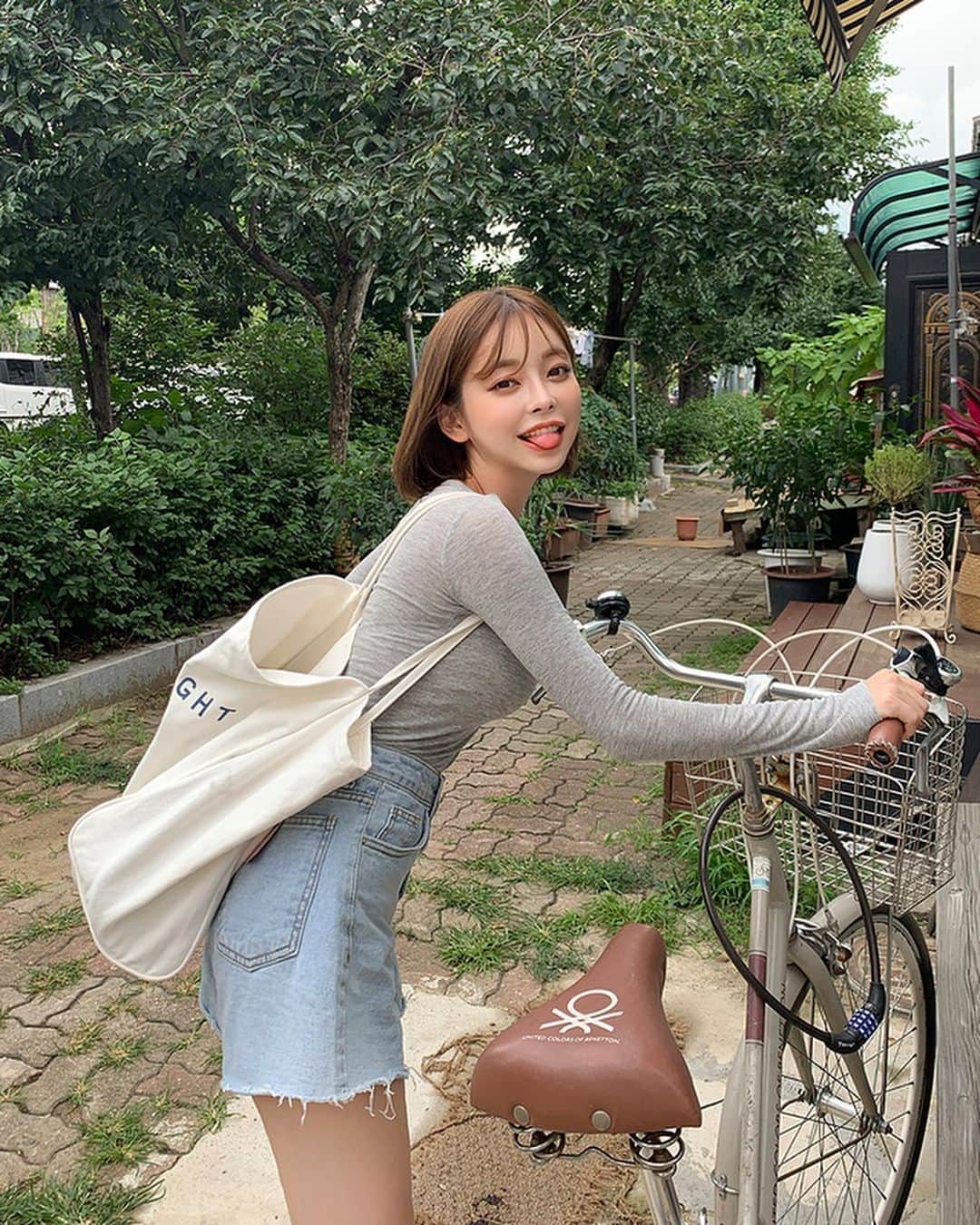 Chuuのインスタグラム：「슬림해보이는 티! 어깨 트임은 포인트✨#chuuseoul」