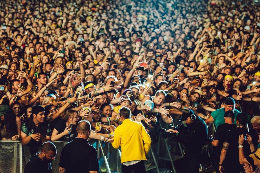 トゥエンティ・ワン・パイロッツのインスタグラム：「@lollapalooza last weekend. chicago always comes through for an unforgettable night. have us back.」
