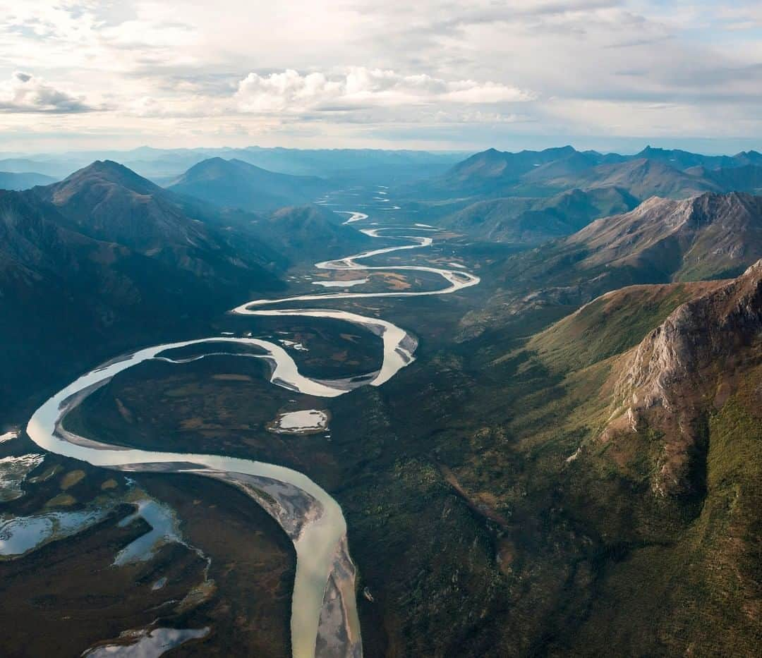 アメリカ内務省さんのインスタグラム写真 - (アメリカ内務省Instagram)「Gates of the Arctic National Park & Preserve in #Alaska has no roads, no trails and many of the mountains and rivers have no names. Wind, water, temperature, and glacial and tectonic actions sculpted wildly varied landscapes in this vast wilderness. From November to March, most activity ceases while -20ºF to -50ºF temperatures persist. The dry interior climate sees little snow, but what falls stays to wrap land and rivers in ice and silence. Summer visitors must be self-sufficient, but are rewarded with sightings of caribou, grizzly and black bears, wolves, moose, Dall's sheep, wolverines, muskoxen and foxes. Photo by Sean Tevebaugh, #NationalPark Service (@AlaskaNPS). #travel #FindYourPark #usinterior」8月7日 9時05分 - usinterior