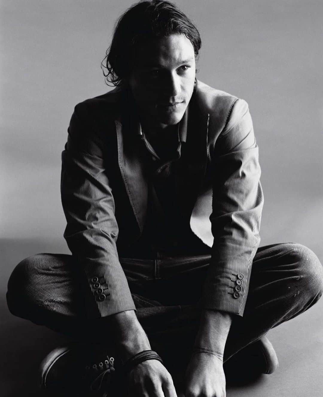 カーター・スミスのインスタグラム：「This shot is from when I flew halfway around the world to shoot Heath Ledger for VITALS magazine. We were in Australia (where Heath was shooting CANDY) for only about 24 hours - and were back home before we were even able to get jet lagged. 🖤 Thanks for posting @trunkarchive (who now handle licensing for all my images)」