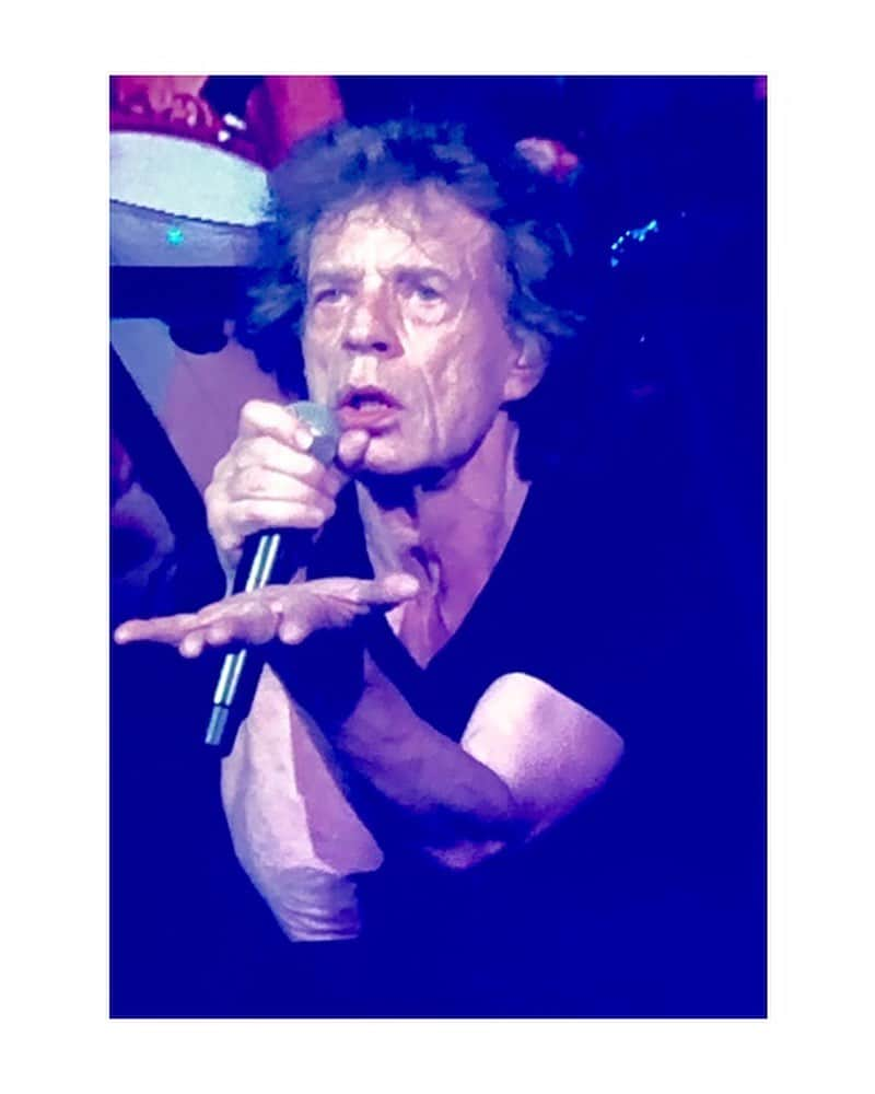 レイチェル・レイさんのインスタグラム写真 - (レイチェル・レイInstagram)「#MileStones FINALLY saw @therollingstones in concert - @johnmcusimano bday surprise - gift to all there at Met Life. 🤘🏻🤩🙌🏻 Stones are rolling on, No Filter.」8月7日 9時23分 - rachaelray