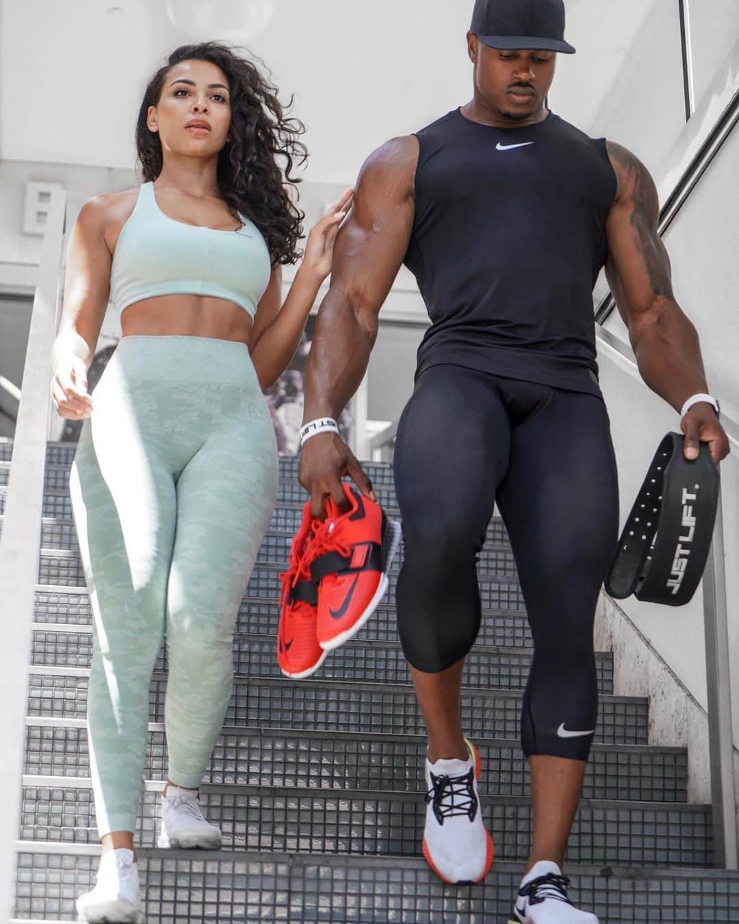 Simeon Pandaさんのインスタグラム写真 - (Simeon PandaInstagram)「If you keep smiling, we’re going back to do more squats 😅 @chanelcocobrown⁣ ⁣ I want to help you train! Visit my YouTube Channel: YouTube.com/simeonpanda for FREE diet tips and training routines, or download programs at SIMEONPANDA.COM⁣⁣⁣⁣⁣ ⁣ #simeonpanda #chanelcocobrown」8月7日 9時15分 - simeonpanda