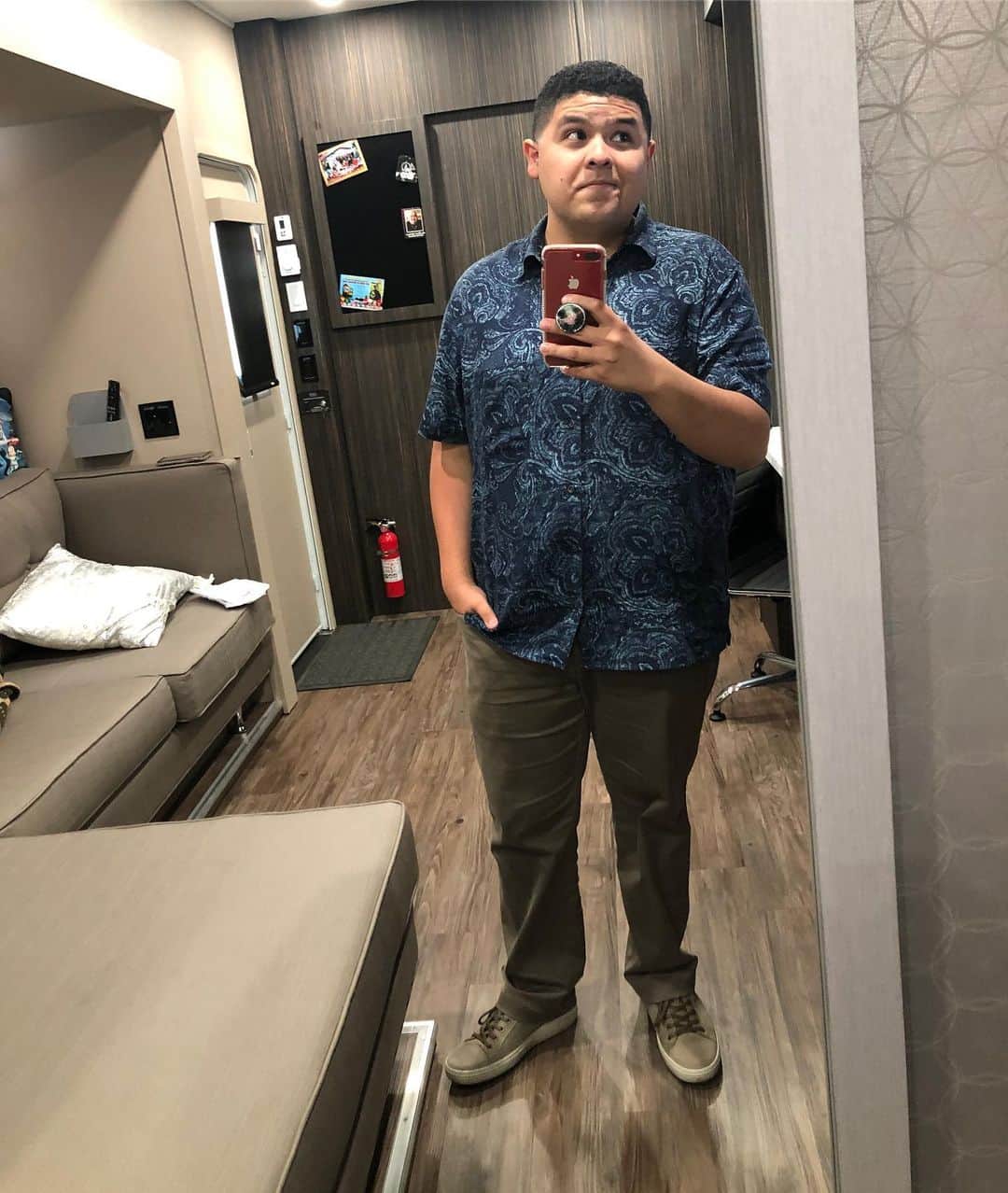 のインスタグラム：「Fancy shirt? Pressed slacks? A suave, debonair attitude? You know what that means, Manny Delgado is back for season 11! @abcmodernfam」