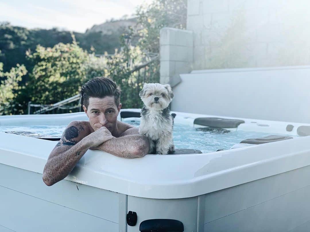 ショーン・ホワイトさんのインスタグラム写真 - (ショーン・ホワイトInstagram)「Best hot tub I’ve ever experienced @bullfrog_spas @leroythegoodboy」8月7日 9時20分 - shaunwhite