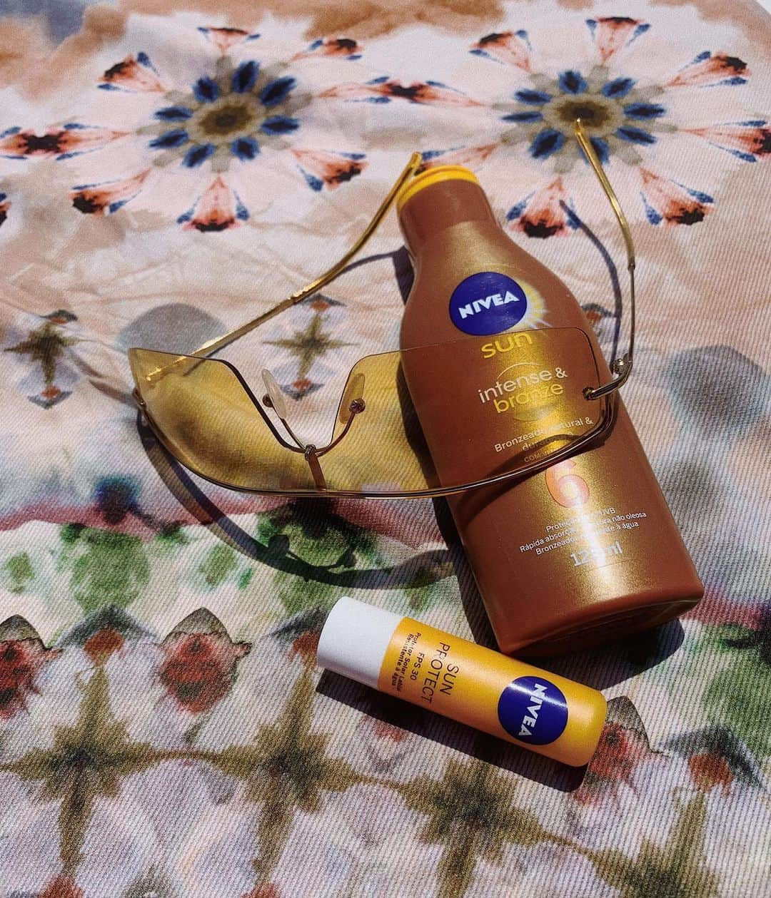 Garotas Estupidasさんのインスタグラム写真 - (Garotas EstupidasInstagram)「Companheiros de verão (além das amigas, claro 🌝)! 💙 Amo tanto esse nivea sun pra bronzear o corpo e o #MeuLipDoDia tá sendo o sun protect que tem tem FPS30 - afinal #lipamora também precisa de férias as vezes! Kkkkk @niveabrasil」8月7日 9時22分 - camilacoutinho