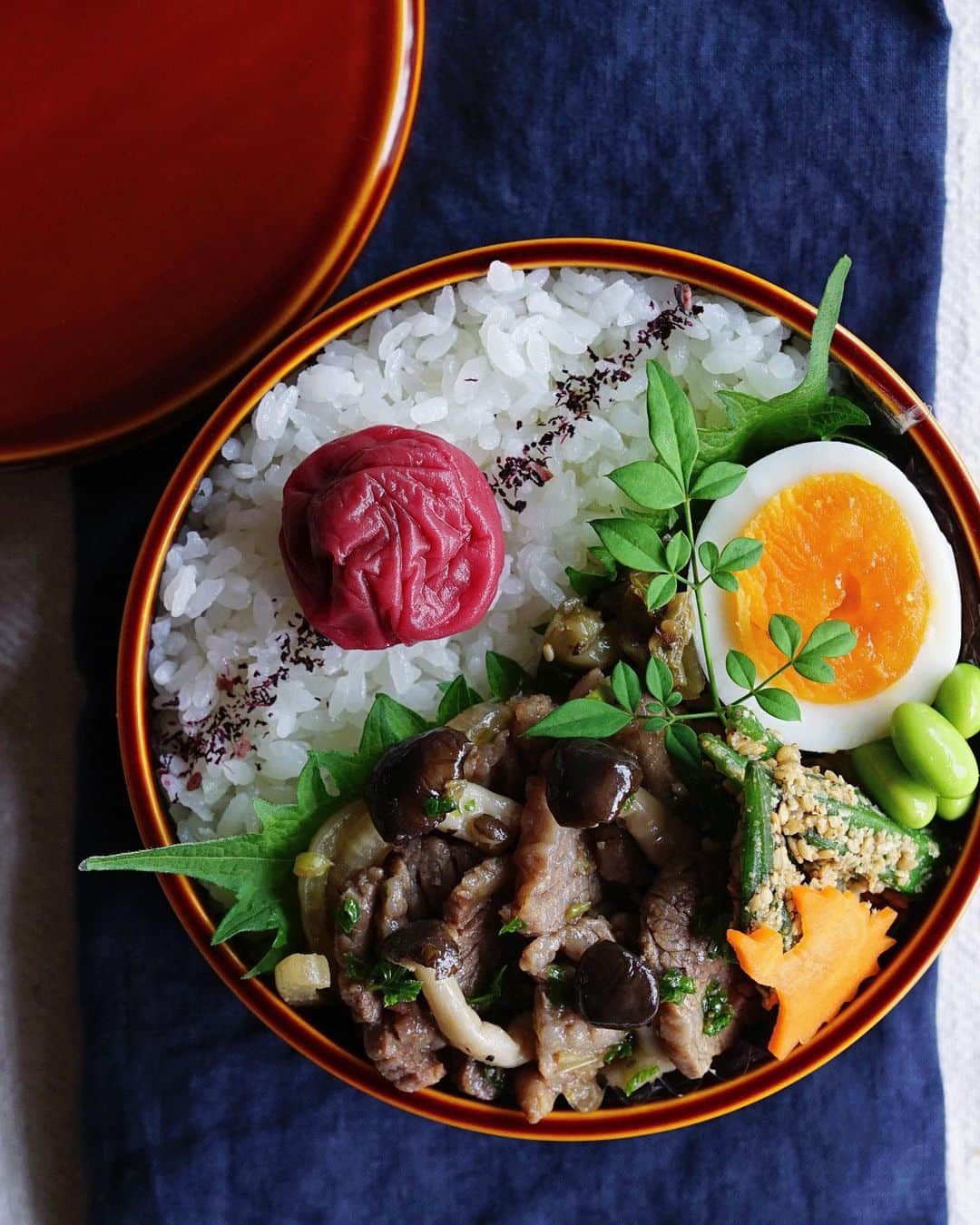 Ryoko Yunokiのインスタグラム：「+ + + Stir-fried beef, onion and mushroom bento/牛肉と玉葱と茸の炒め物弁当 . *rice and umeboshi *stir-fried beef, onion and mushroom *hard-boiled egg *blanched okra salad with sesame dressing *edamame *pickled takana leaves . ＊ご飯と梅干し ＊牛肉と玉葱と茸の炒め物 ＊ゆで卵 ＊オクラの胡麻和え ＊枝豆 ＊高菜の漬物 + + + #bento #お弁当 #丸の内弁当 #f52grams #曲げわっぱ #春慶塗 #飛騨春慶」