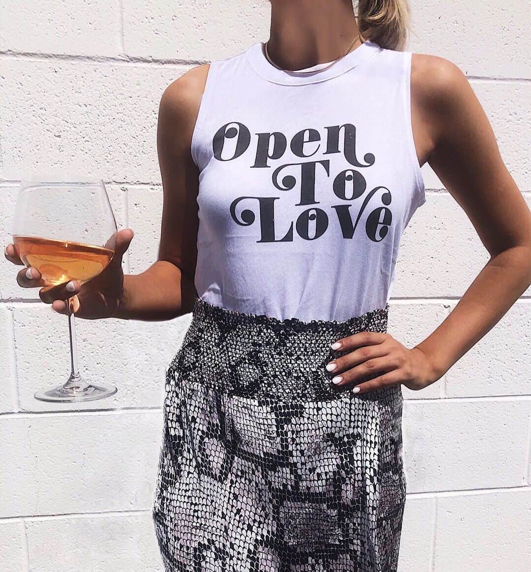 チェイサーのインスタグラム：「cheers to @bachelorinparadise 🌹🏝 who is watching with us??🙋🏽‍♀️ #chaserbrand #bachelorinparadise #bachelornation #winetime #opentolove #snakeskin」