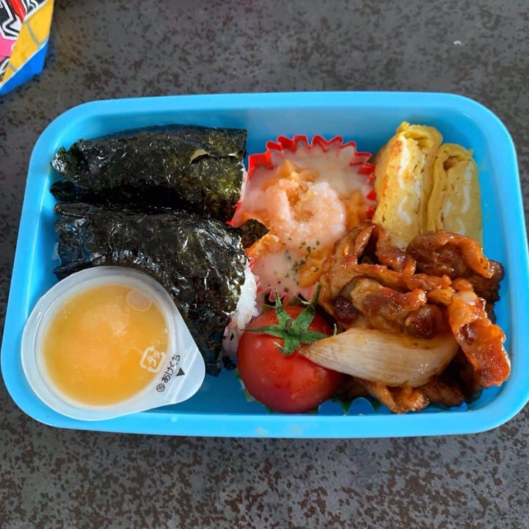 潮田玲子さんのインスタグラム写真 - (潮田玲子Instagram)「息子のお弁当。 2枚目はむっちゃん（母）が作ってくれました😍🙌🙇‍♂️ 完食して帰ってきた息子、美味しかったーと言ってたので、母がすかさず「ママのとどっちが美味しい？」と聞くと、「ママのもむっちゃんのもどっちも美味しいよ」って大人な回答！笑笑🤣🤣🤣 この人タラシめ〜ってこねくりまわしておきました笑笑 息子のあせも問題、沢山のコメントありがとうございました！ 桃の葉ローションとハッカ油、他にもお友達がオススメしてくれた石鹸や肌の保護剤など試してみようと思います🤗 とりあえずこまめに拭いて外出時のアベンヌウォーターも👍 情報たくさん助かりました🙏🙇‍♂️ #息子 #お弁当 #母の卵焼きが大好き #サマースクール #記録用 #玲子飯 #あせも問題 #合うものみつけてあげたい」8月7日 9時34分 - reikoshiota_official