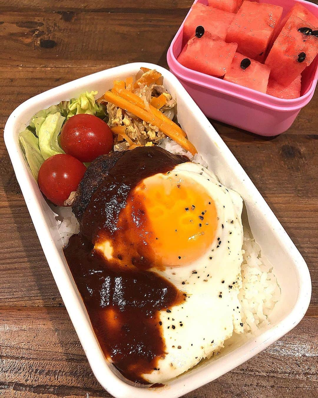 みきママさんのインスタグラム写真 - (みきママInstagram)「【残ったゴーヤチャンプルでロコモコ弁当！】. . . . おはようございます～！. . .  今日も受験生は勉強です！！ さ～、頭がよくなる弁当を作るぞ～！. .  頭が賢くなる栄養素はね、カルシウム、レシチン、ビタミンCです。 . . .  まず、昨日、ゴーヤチャンプルでまだ残っているので、刻んでチーズインハンバーグにしよう！！ . .  目玉焼きは、ぎりぎりまで蓋をして焼いて、白くなる直前で蓋を開けて、弱火でゆっくり火を通すと、黄身が黄色いまま中まで火が通ります！！ . . . . . . ●頭の回転をよくしてくれるカルシウムは、チーズ ●記憶力をアップさせてくれるレシチンは、卵と豆腐 ●カルシウムの吸収を助けてくれるビタミンCは、スイカとトマトで、集中もあげてくれるそうです。ゴーヤは1日たったからビタミンＣの効果は減っているでしょう。 . . . ❤️はる兄は、ビッグロコモコ弁当です！  明日から塾の合宿です。5日間の集中特訓だって。ひー。 . . . . ❤️れんちびはね、普通サイズのロコモコ弁当です。  れんちびはフルーツが大好物だからね、いっぱい入れといたよ。 . . . . . ❤️旦那は、底にレタスギッシリヘルシー弁当です！！ 旦那は日ごろから食べる量に気を遣ってこっそりダイエットしています。 .  すると、れんちび「いってきま～す！！」ってさ。. . . .  今日は早めに行って自習するって。 . . . .修学旅行で休んだ分、勉強してこ～い！！. . . #お弁当 #ロコモコ #ゴーヤハンバーグ #obent #rokomoko #hamburger #Remake #arrengement」8月7日 9時37分 - mikimama_official